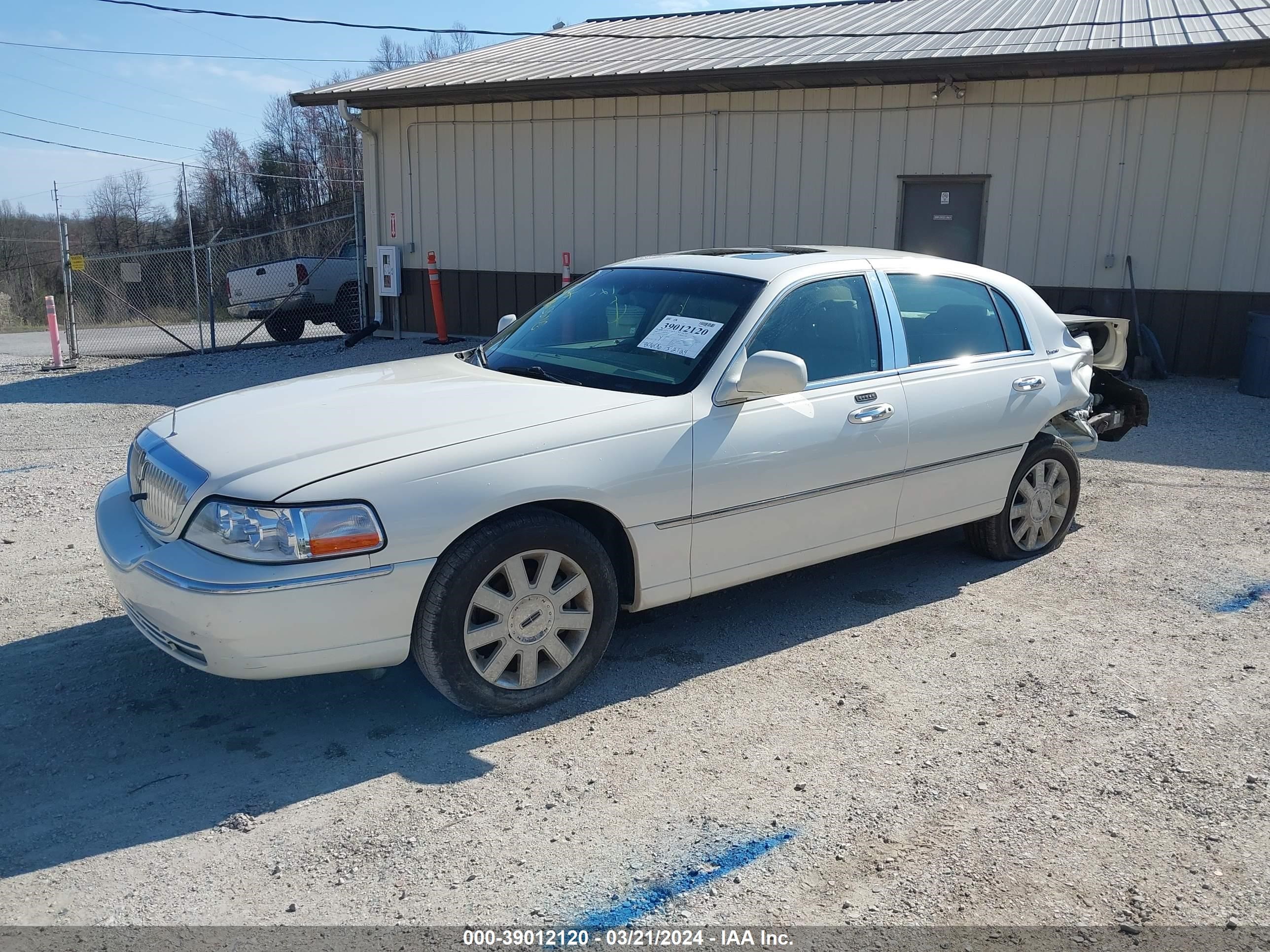 Photo 1 VIN: 1LNHM83V27Y601804 - LINCOLN TOWN CAR 