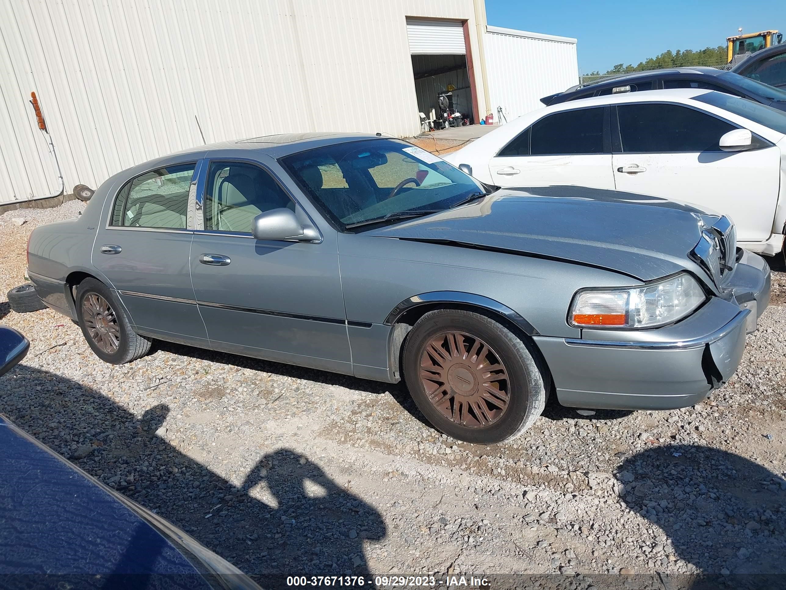 Photo 12 VIN: 1LNHM83V56Y609877 - LINCOLN TOWN CAR 