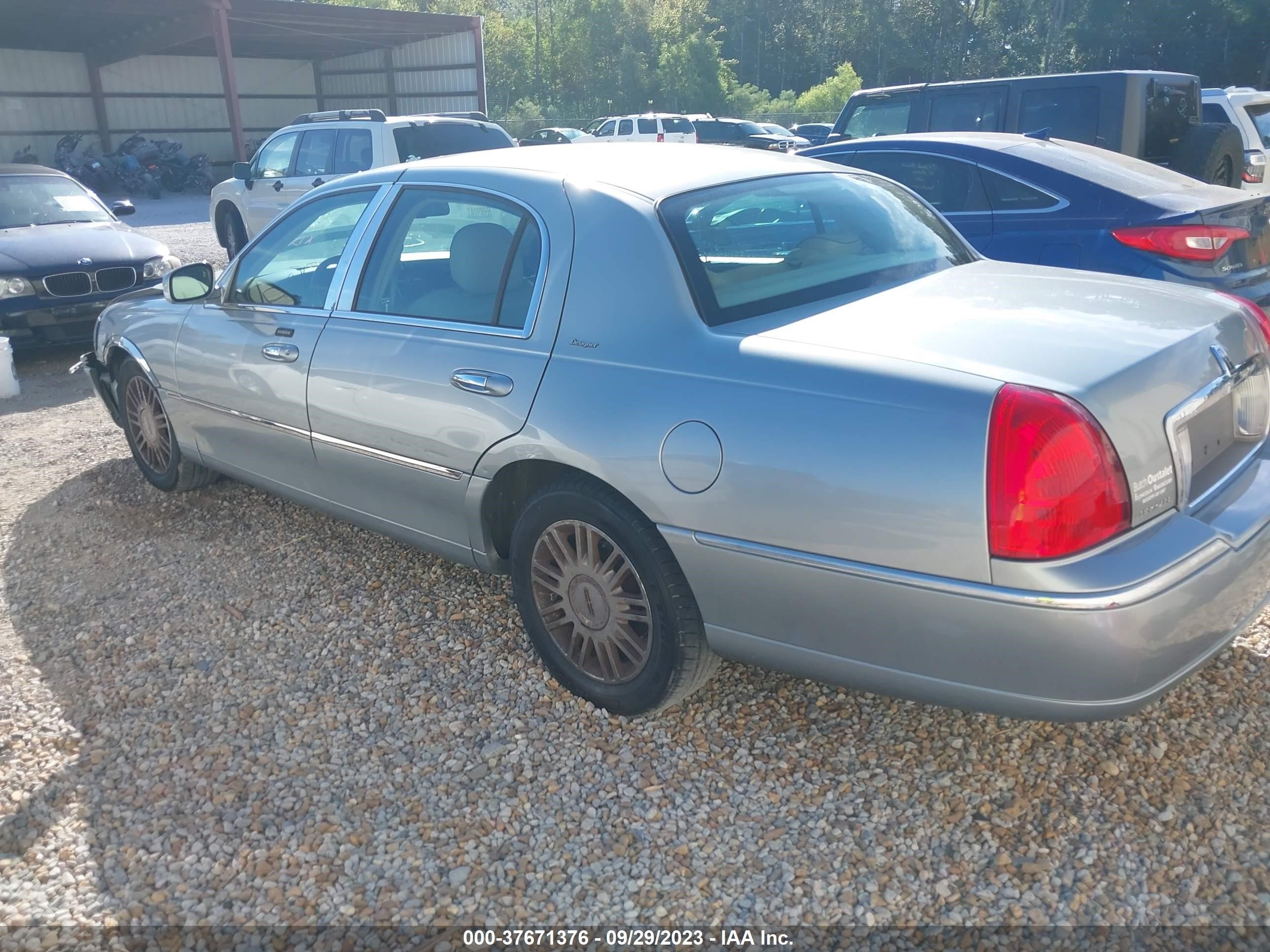 Photo 13 VIN: 1LNHM83V56Y609877 - LINCOLN TOWN CAR 