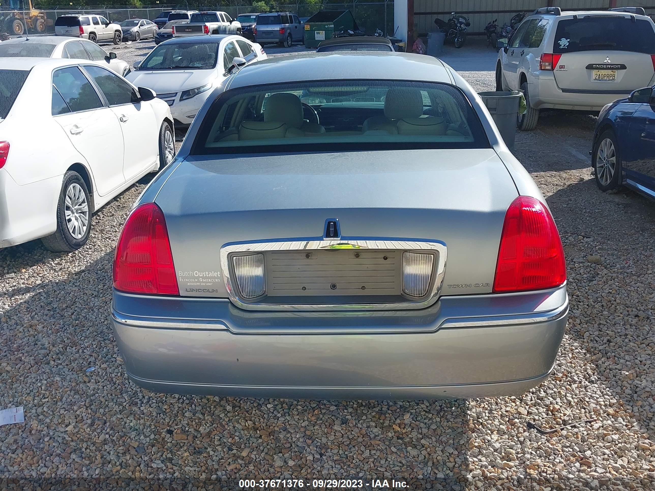 Photo 15 VIN: 1LNHM83V56Y609877 - LINCOLN TOWN CAR 