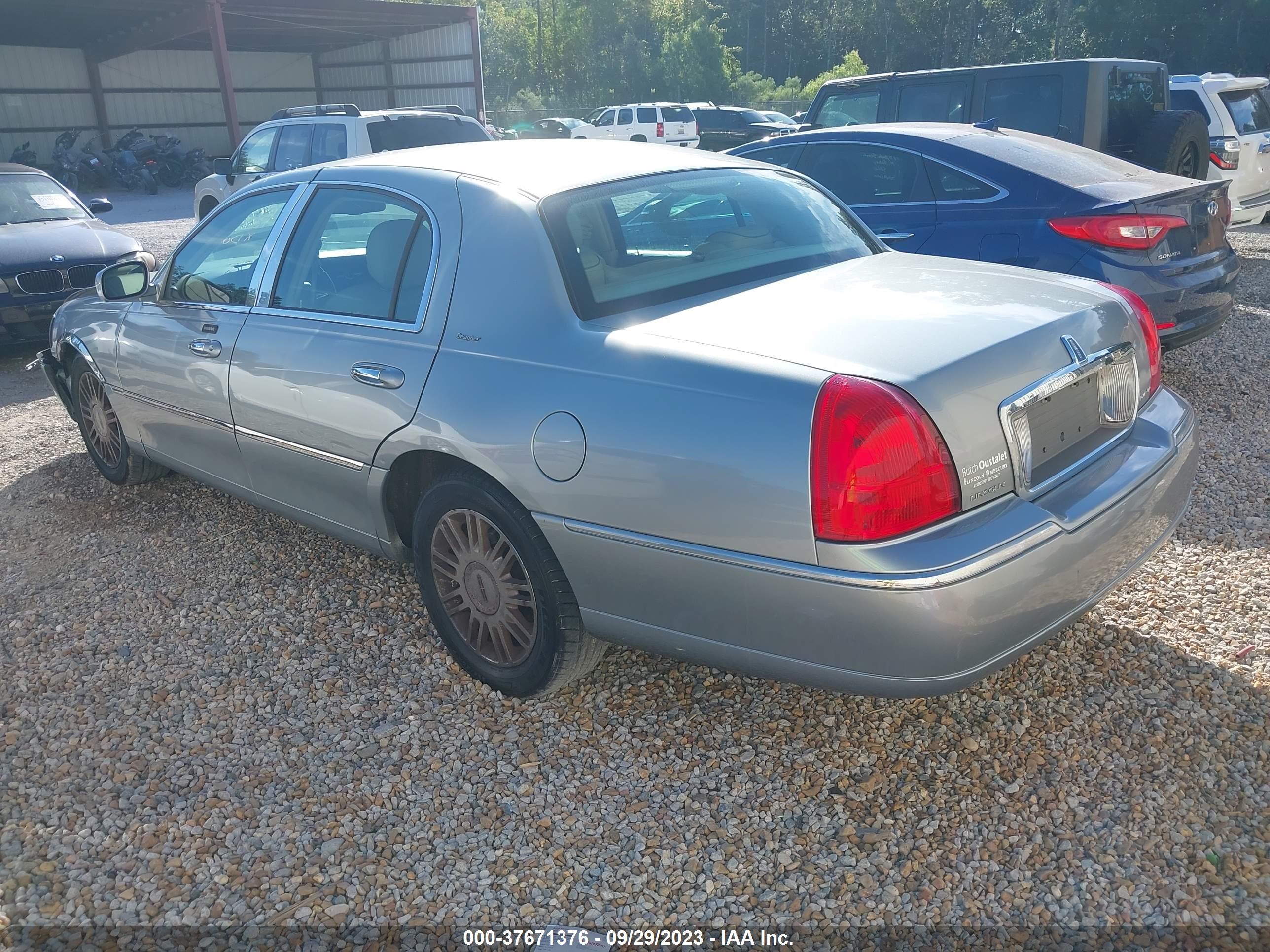 Photo 2 VIN: 1LNHM83V56Y609877 - LINCOLN TOWN CAR 