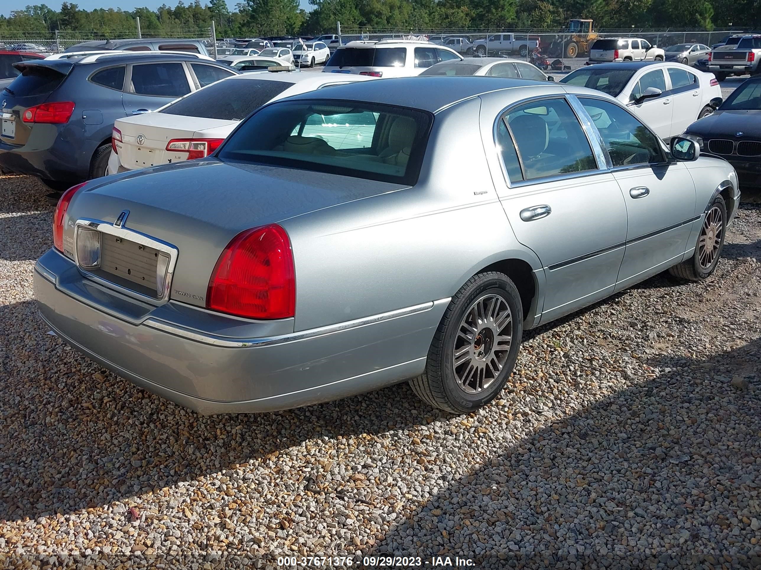 Photo 3 VIN: 1LNHM83V56Y609877 - LINCOLN TOWN CAR 