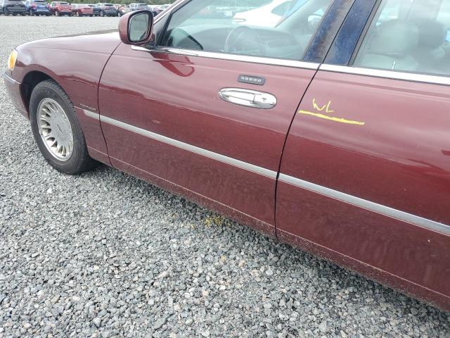 Photo 11 VIN: 1LNHM83W01Y633117 - LINCOLN TOWN CAR C 