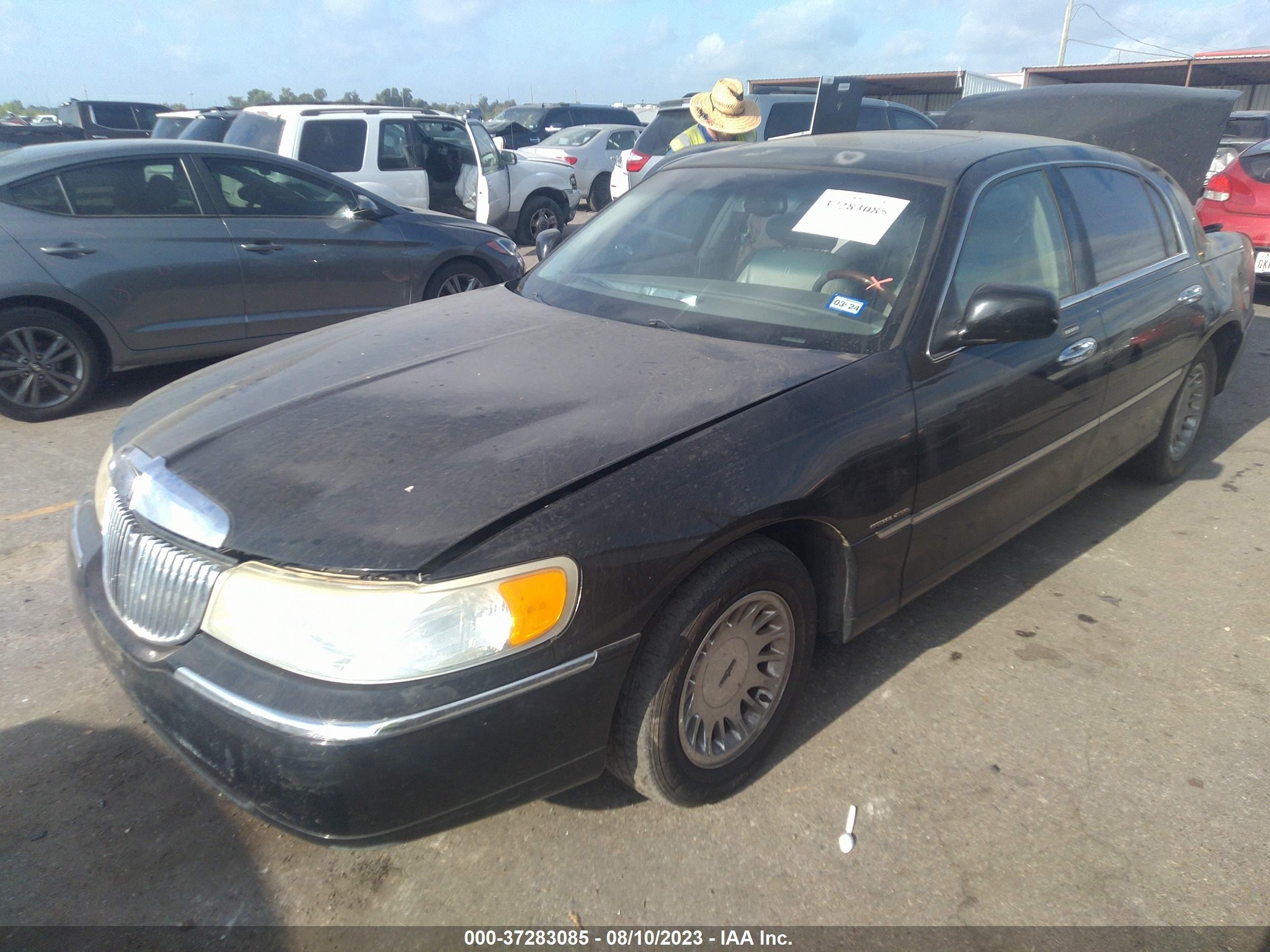 Photo 1 VIN: 1LNHM83W01Y688778 - LINCOLN TOWN CAR 