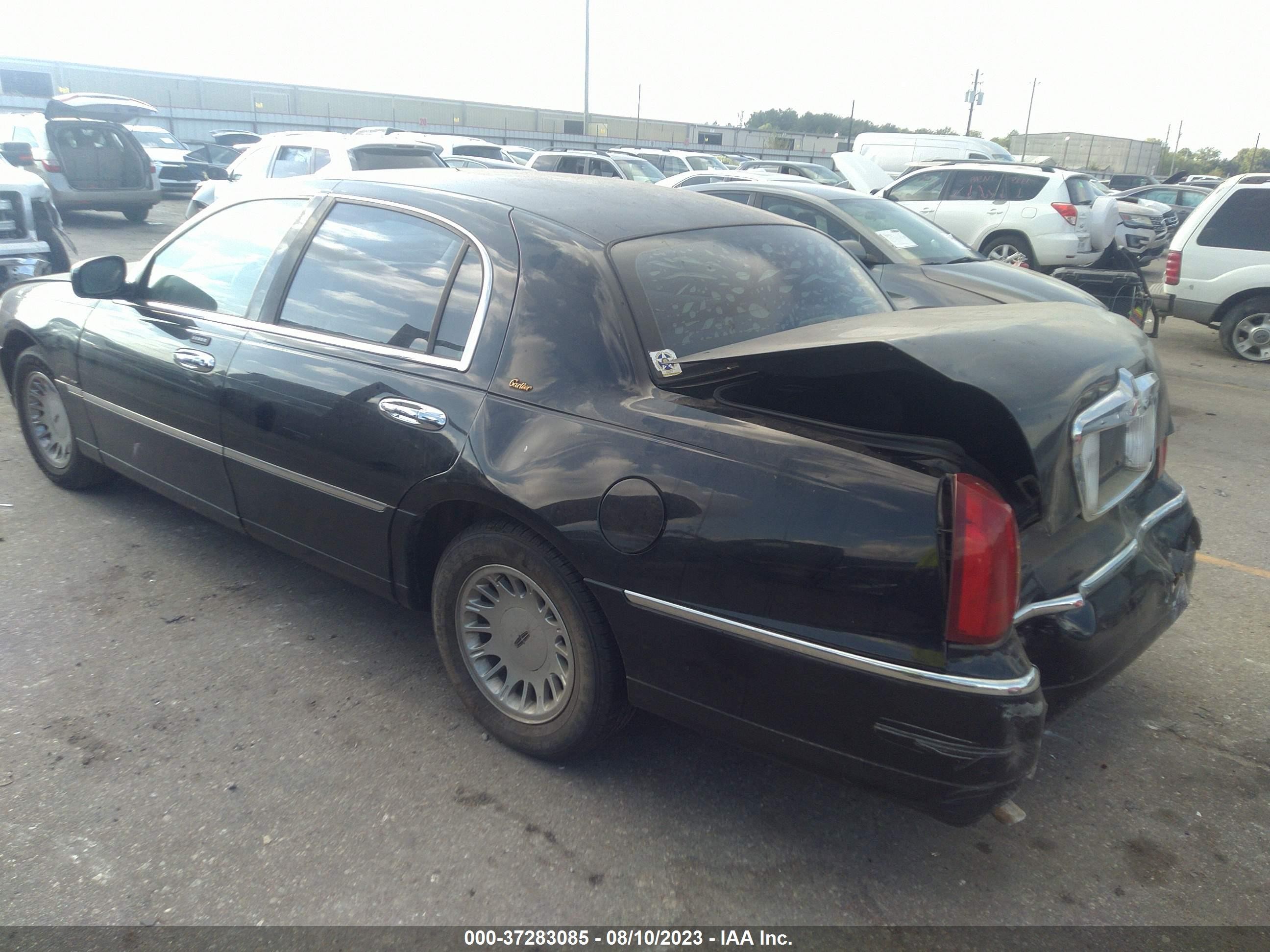 Photo 2 VIN: 1LNHM83W01Y688778 - LINCOLN TOWN CAR 