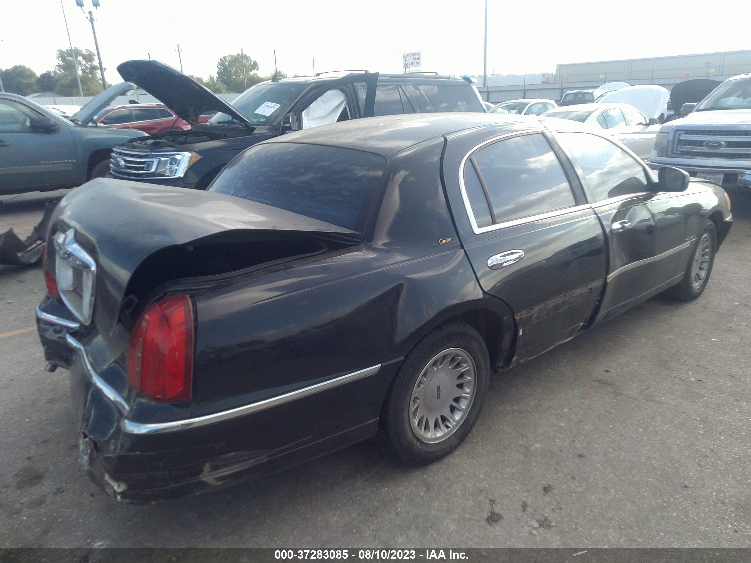 Photo 3 VIN: 1LNHM83W01Y688778 - LINCOLN TOWN CAR 