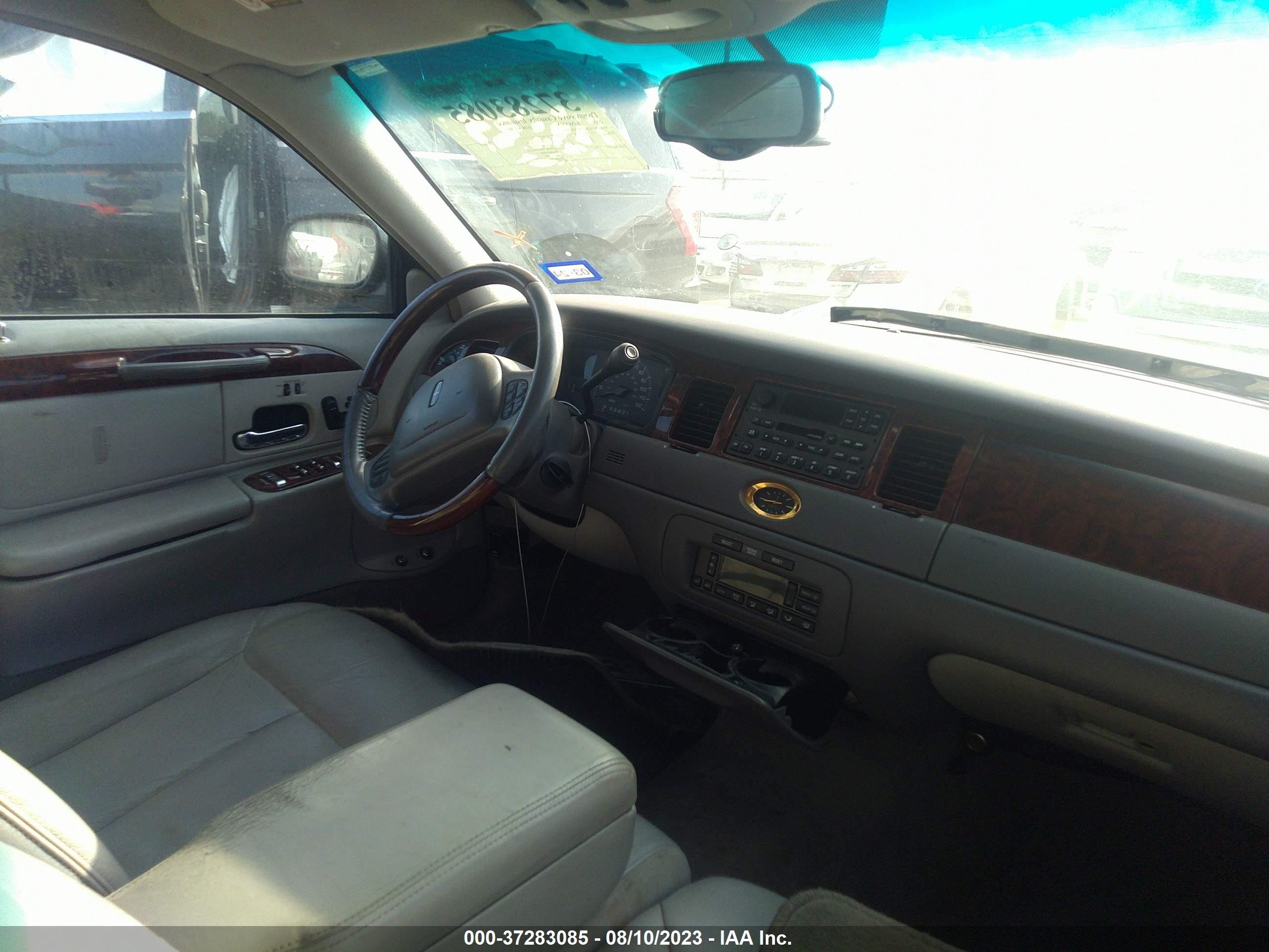 Photo 4 VIN: 1LNHM83W01Y688778 - LINCOLN TOWN CAR 