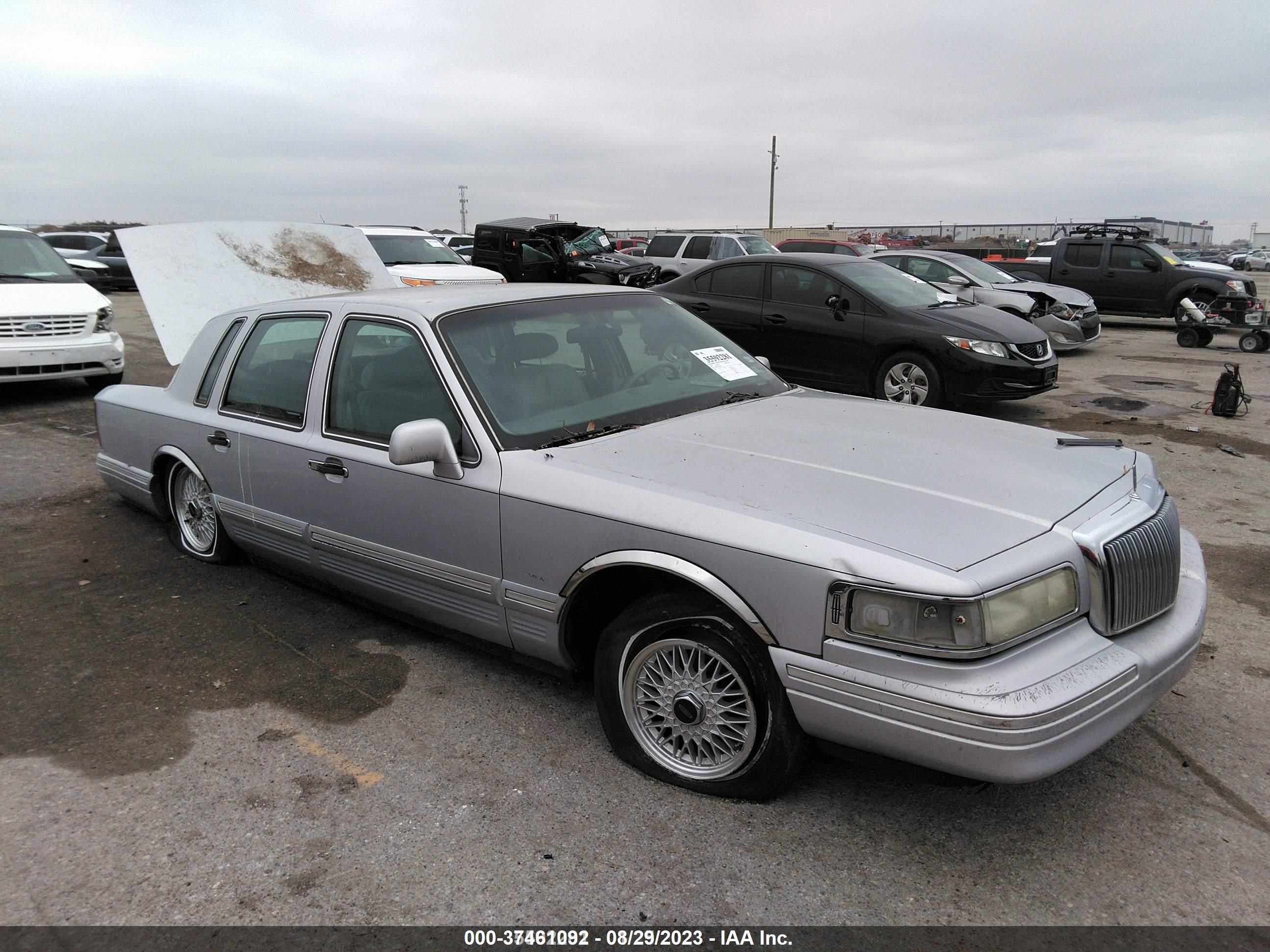 Photo 0 VIN: 1LNHM83W02Y609255 - LINCOLN TOWN CAR 