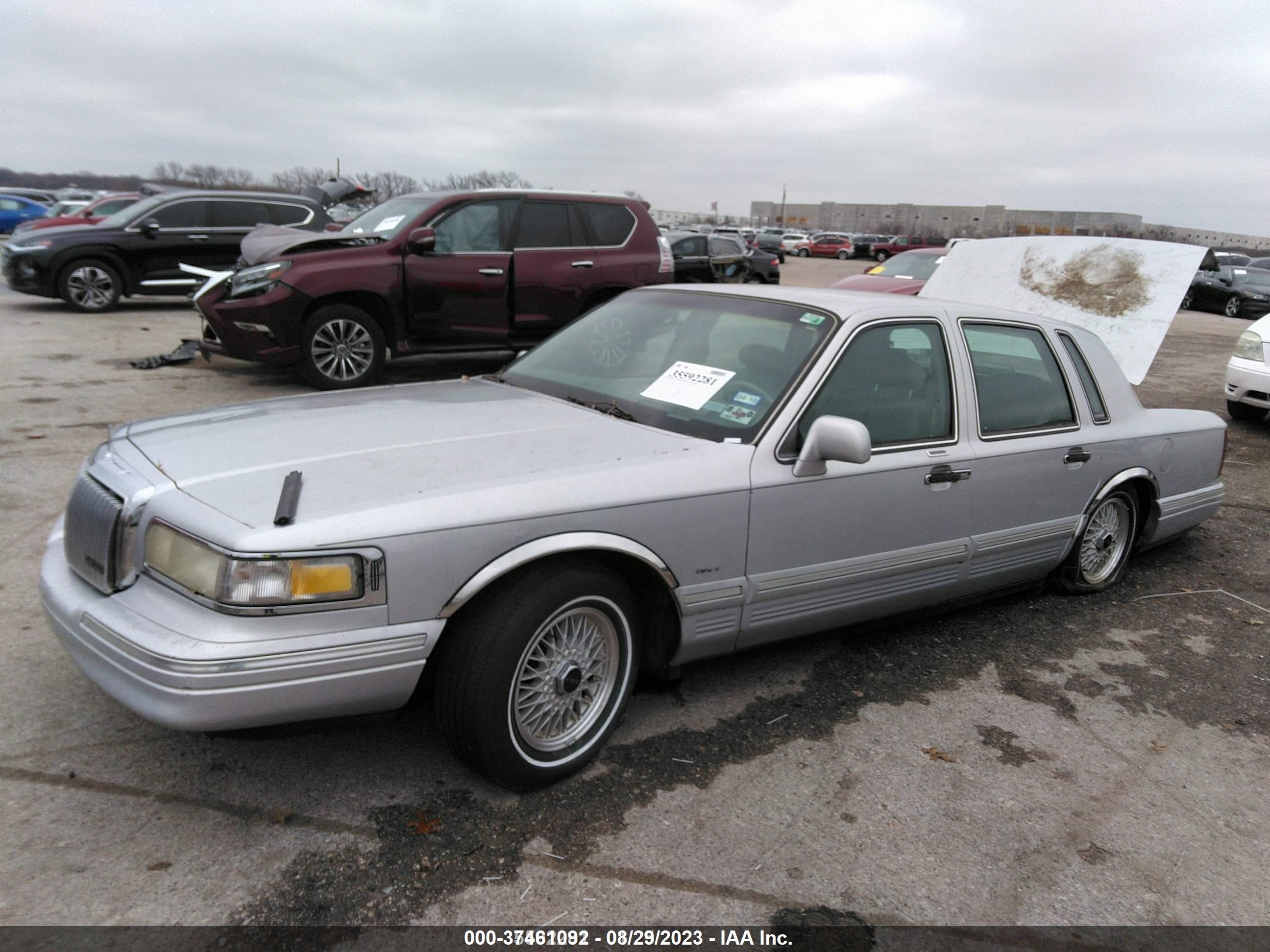 Photo 1 VIN: 1LNHM83W02Y609255 - LINCOLN TOWN CAR 