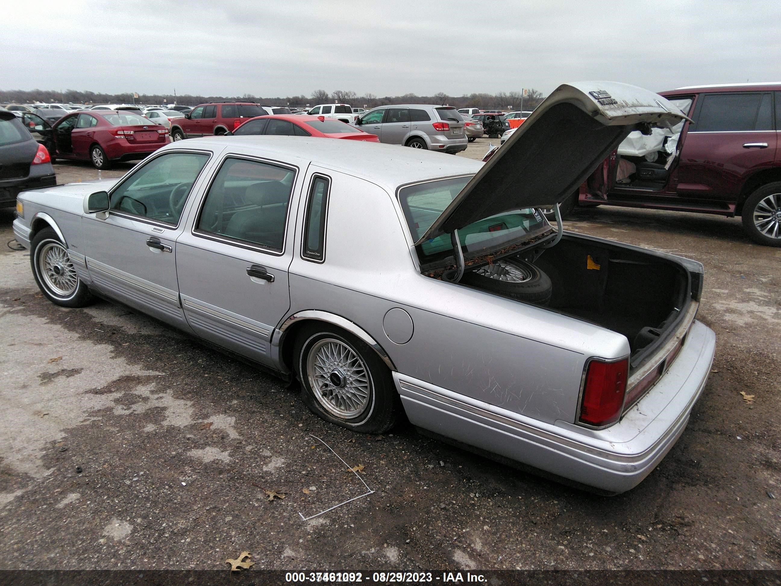 Photo 2 VIN: 1LNHM83W02Y609255 - LINCOLN TOWN CAR 