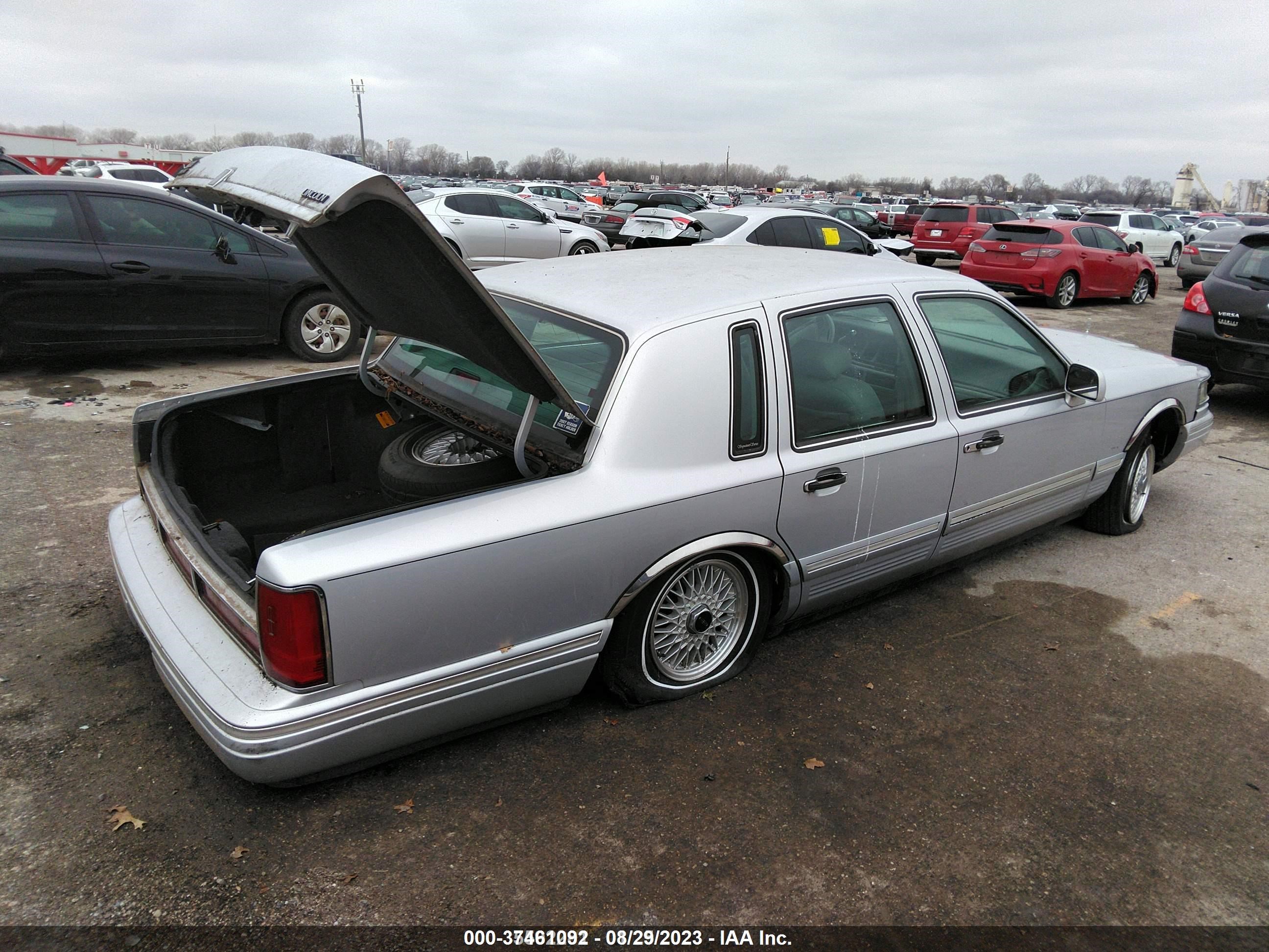 Photo 3 VIN: 1LNHM83W02Y609255 - LINCOLN TOWN CAR 