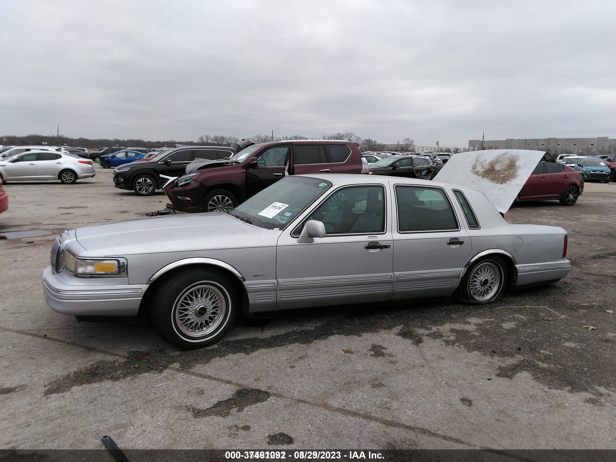 Photo 5 VIN: 1LNHM83W02Y609255 - LINCOLN TOWN CAR 