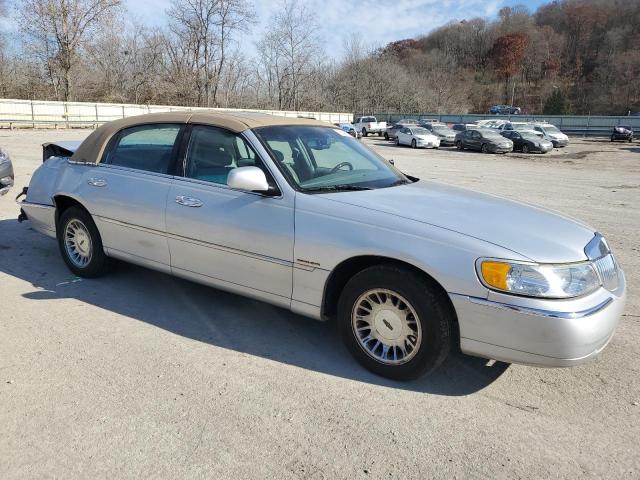 Photo 3 VIN: 1LNHM83W02Y636035 - LINCOLN TOWNCAR 