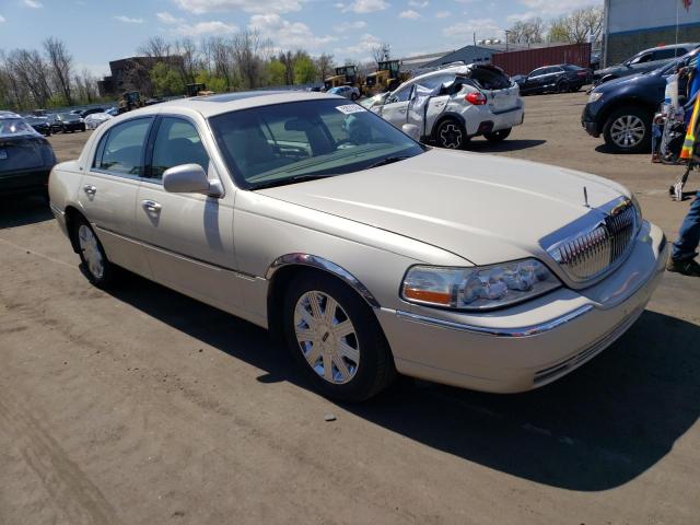 Photo 3 VIN: 1LNHM83W03Y601528 - LINCOLN TOWNCAR 