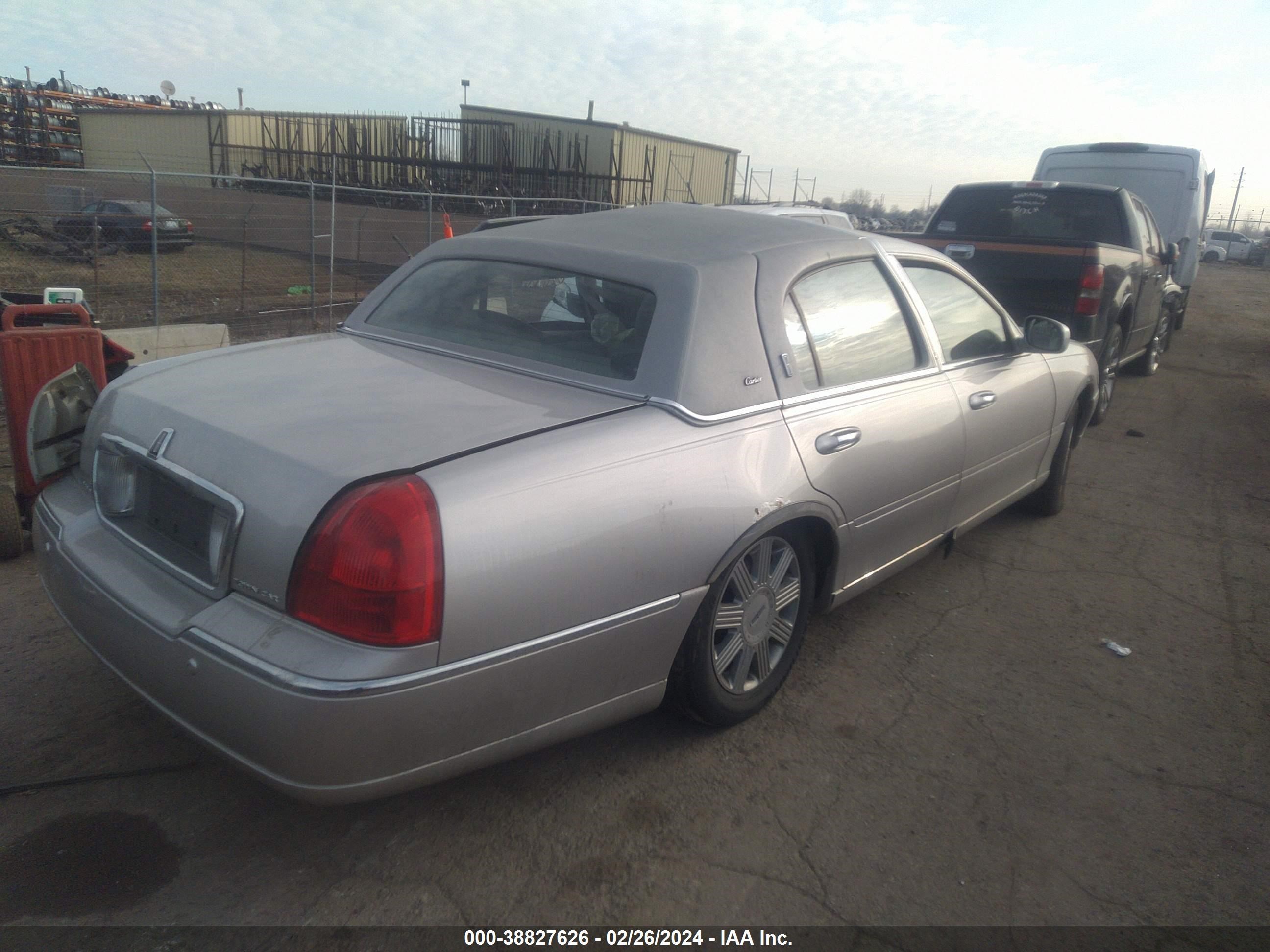 Photo 3 VIN: 1LNHM83W03Y622783 - LINCOLN TOWN CAR 