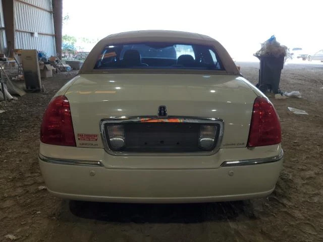 Photo 5 VIN: 1LNHM83W04Y669670 - LINCOLN TOWN CAR U 