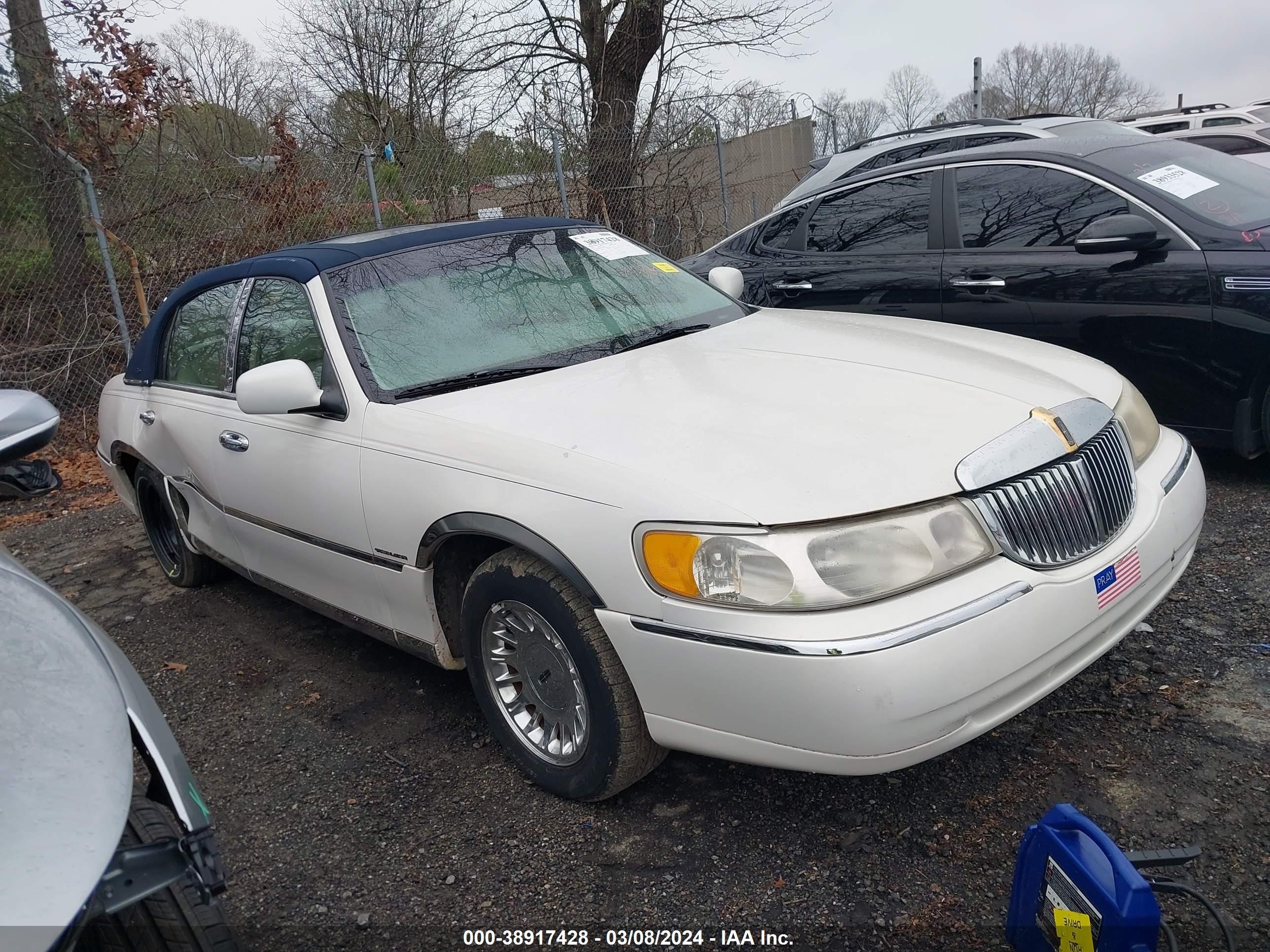 Photo 1 VIN: 1LNHM83W0YY880616 - LINCOLN TOWN CAR 