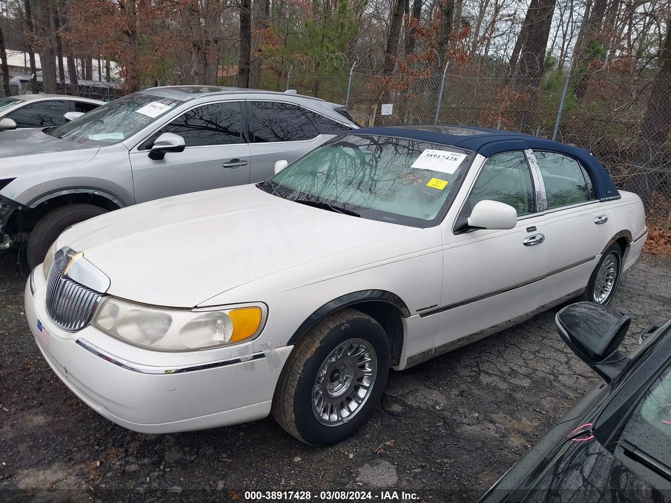 Photo 2 VIN: 1LNHM83W0YY880616 - LINCOLN TOWN CAR 