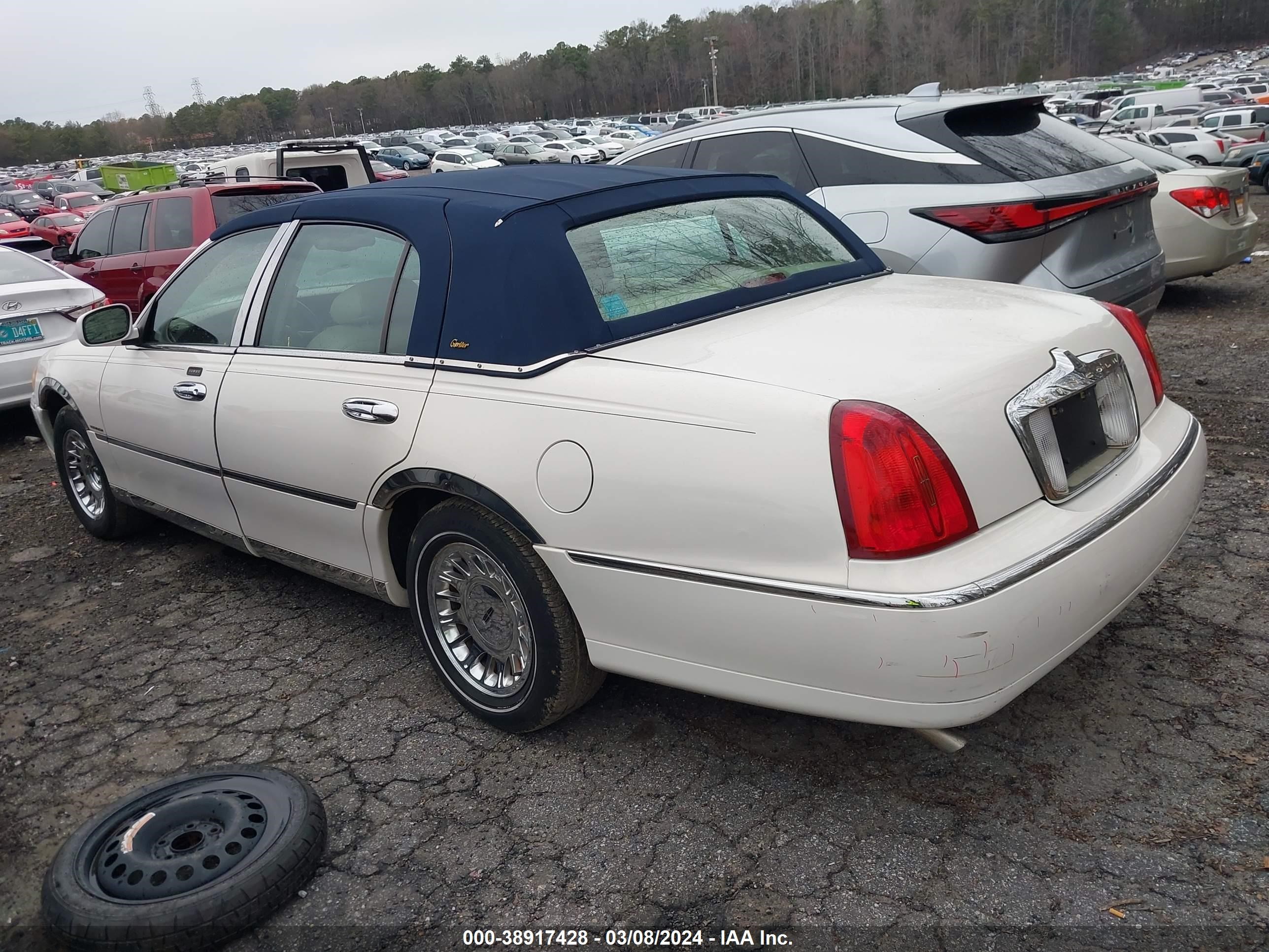 Photo 3 VIN: 1LNHM83W0YY880616 - LINCOLN TOWN CAR 