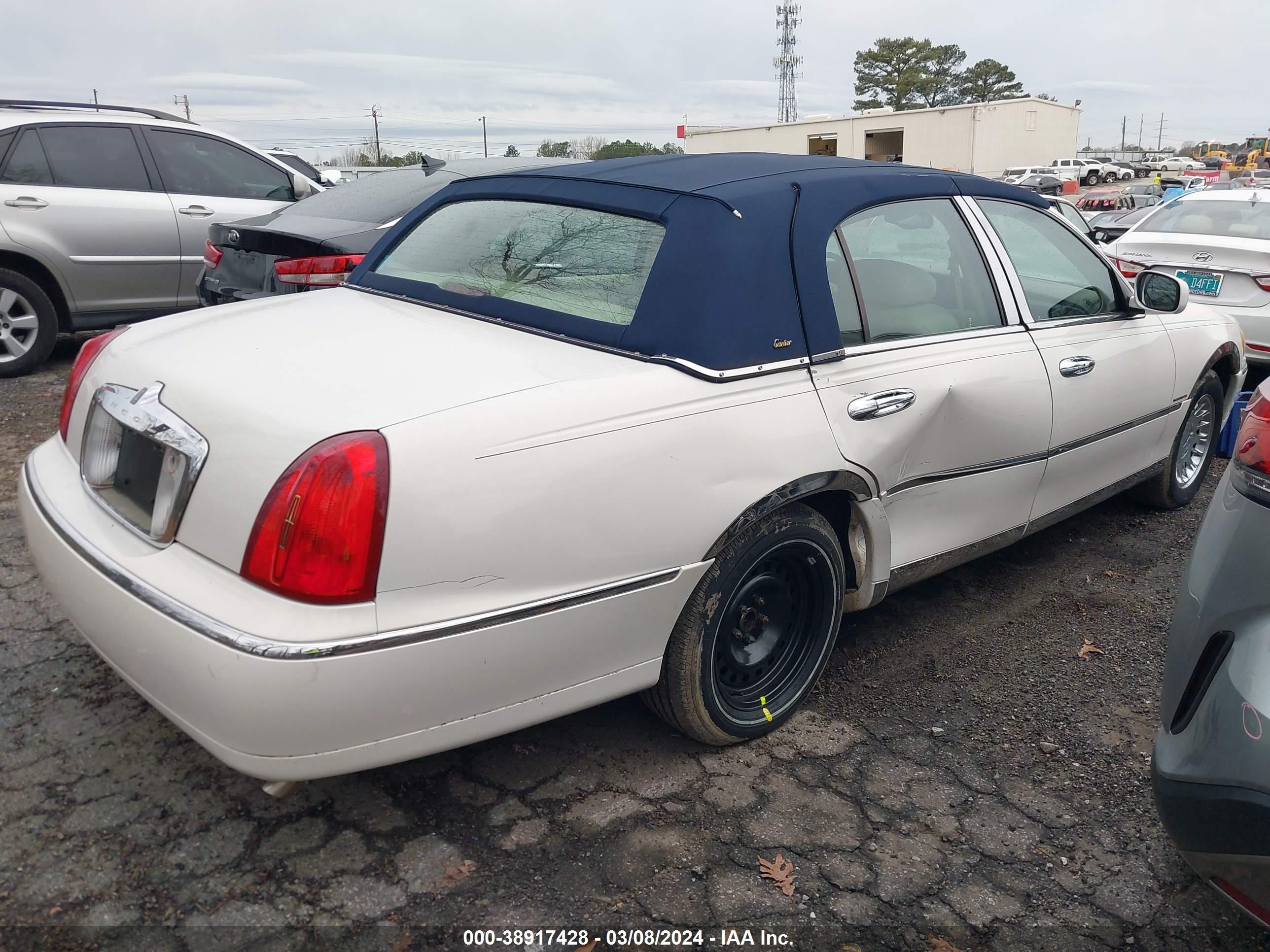 Photo 4 VIN: 1LNHM83W0YY880616 - LINCOLN TOWN CAR 