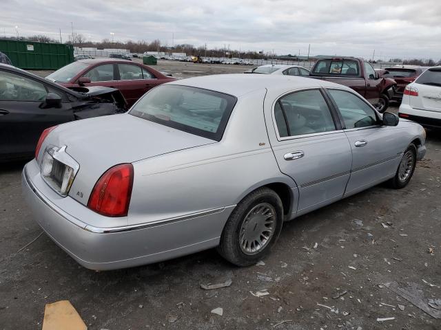 Photo 2 VIN: 1LNHM83W11Y710125 - LINCOLN TOWN CAR C 