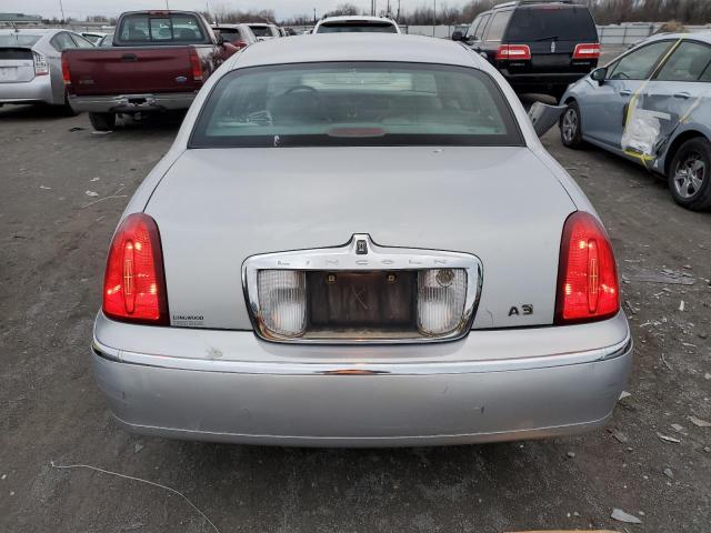 Photo 5 VIN: 1LNHM83W11Y710125 - LINCOLN TOWN CAR C 