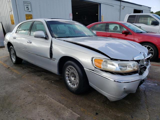 Photo 3 VIN: 1LNHM83W12Y639588 - LINCOLN TOWNCAR 