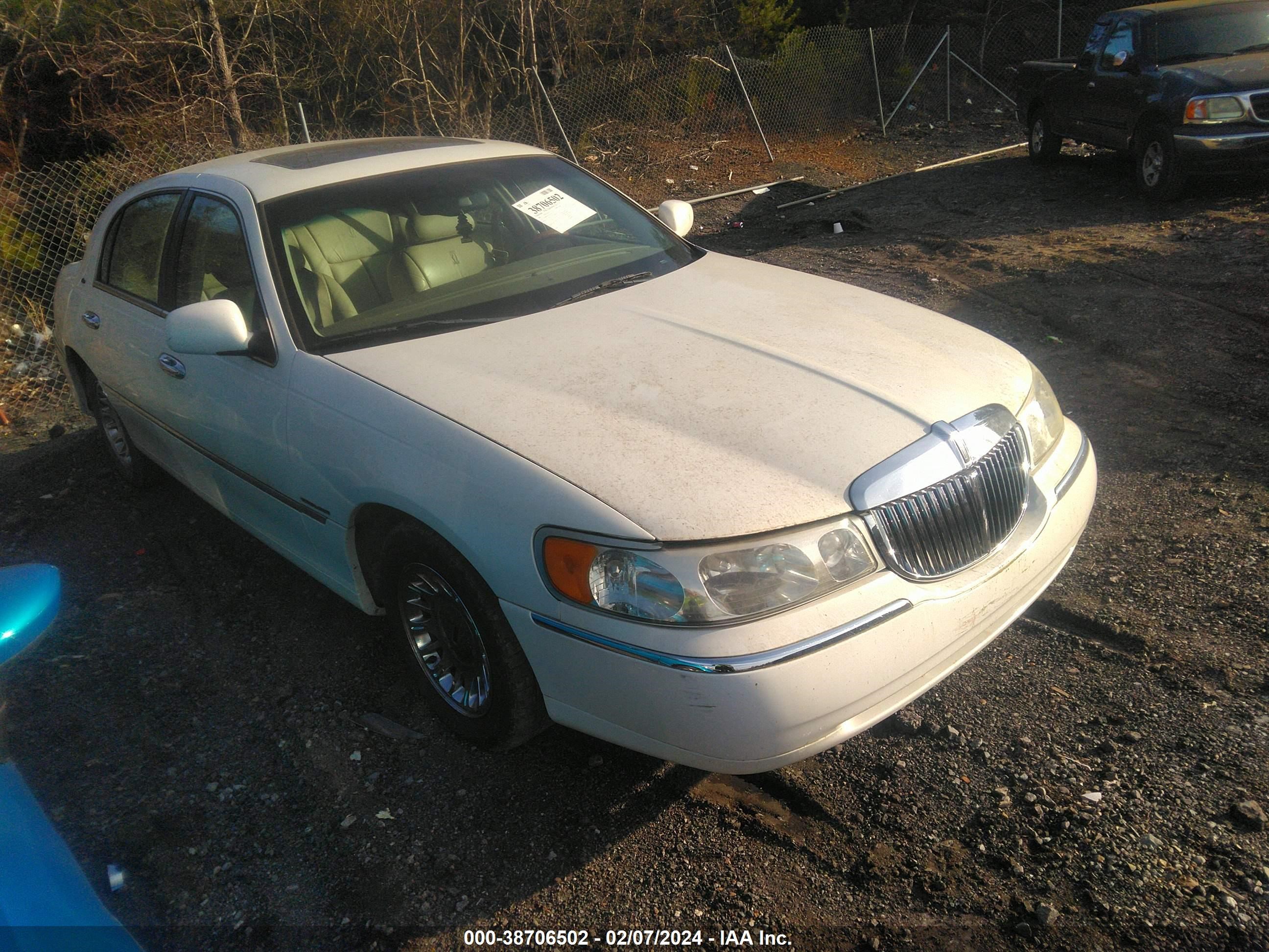 Photo 0 VIN: 1LNHM83W12Y659131 - LINCOLN TOWN CAR 