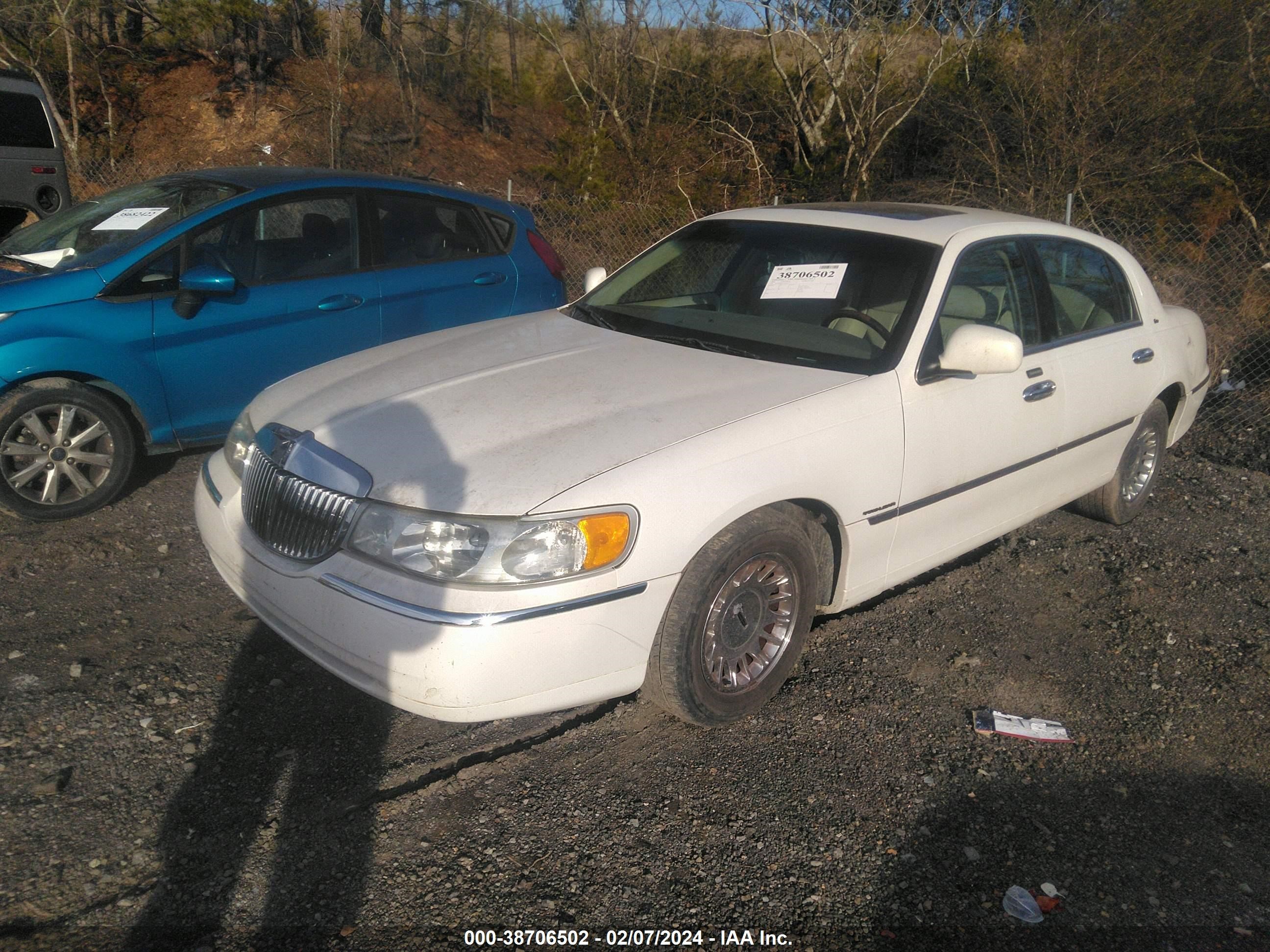 Photo 1 VIN: 1LNHM83W12Y659131 - LINCOLN TOWN CAR 