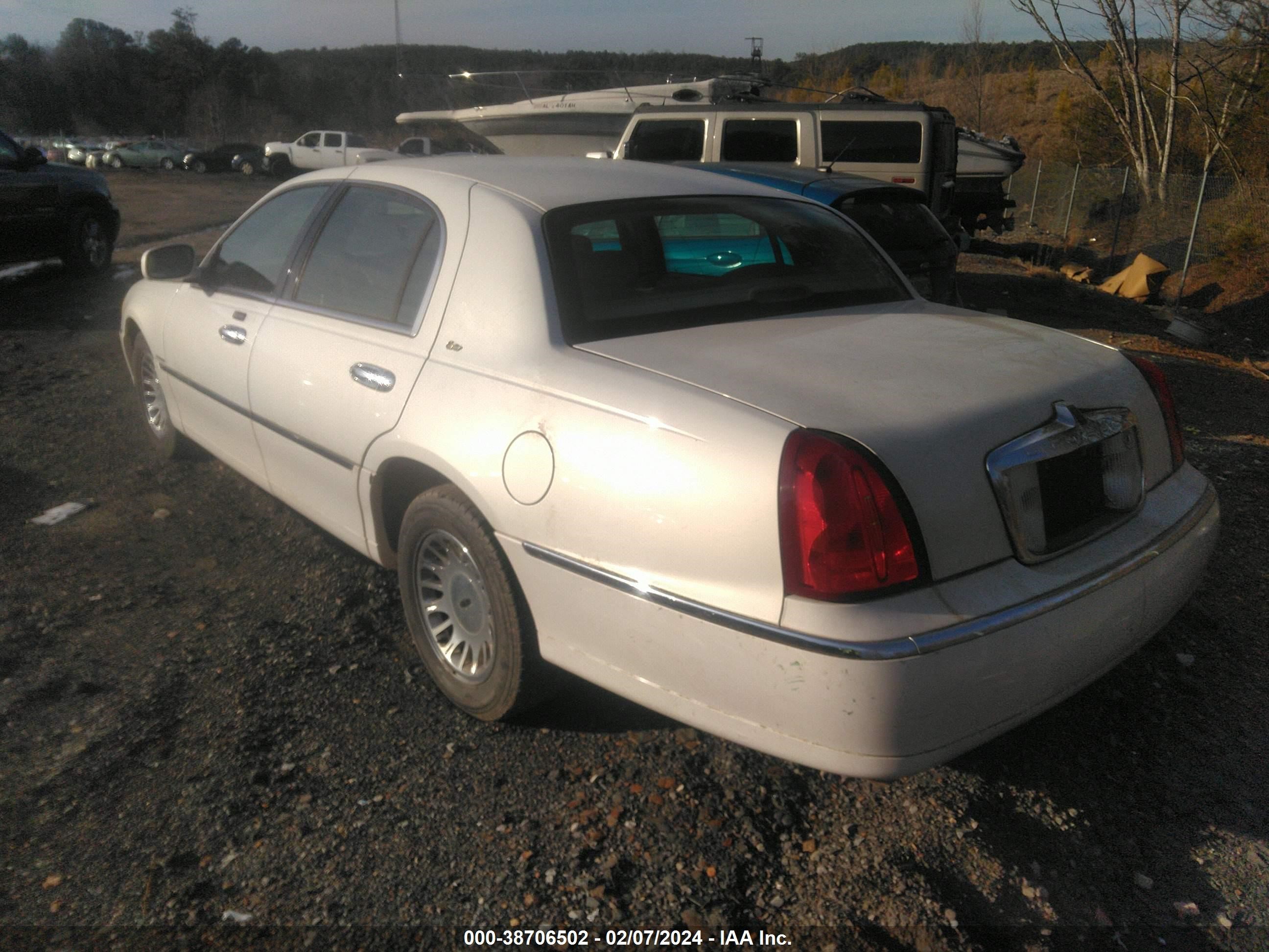 Photo 2 VIN: 1LNHM83W12Y659131 - LINCOLN TOWN CAR 