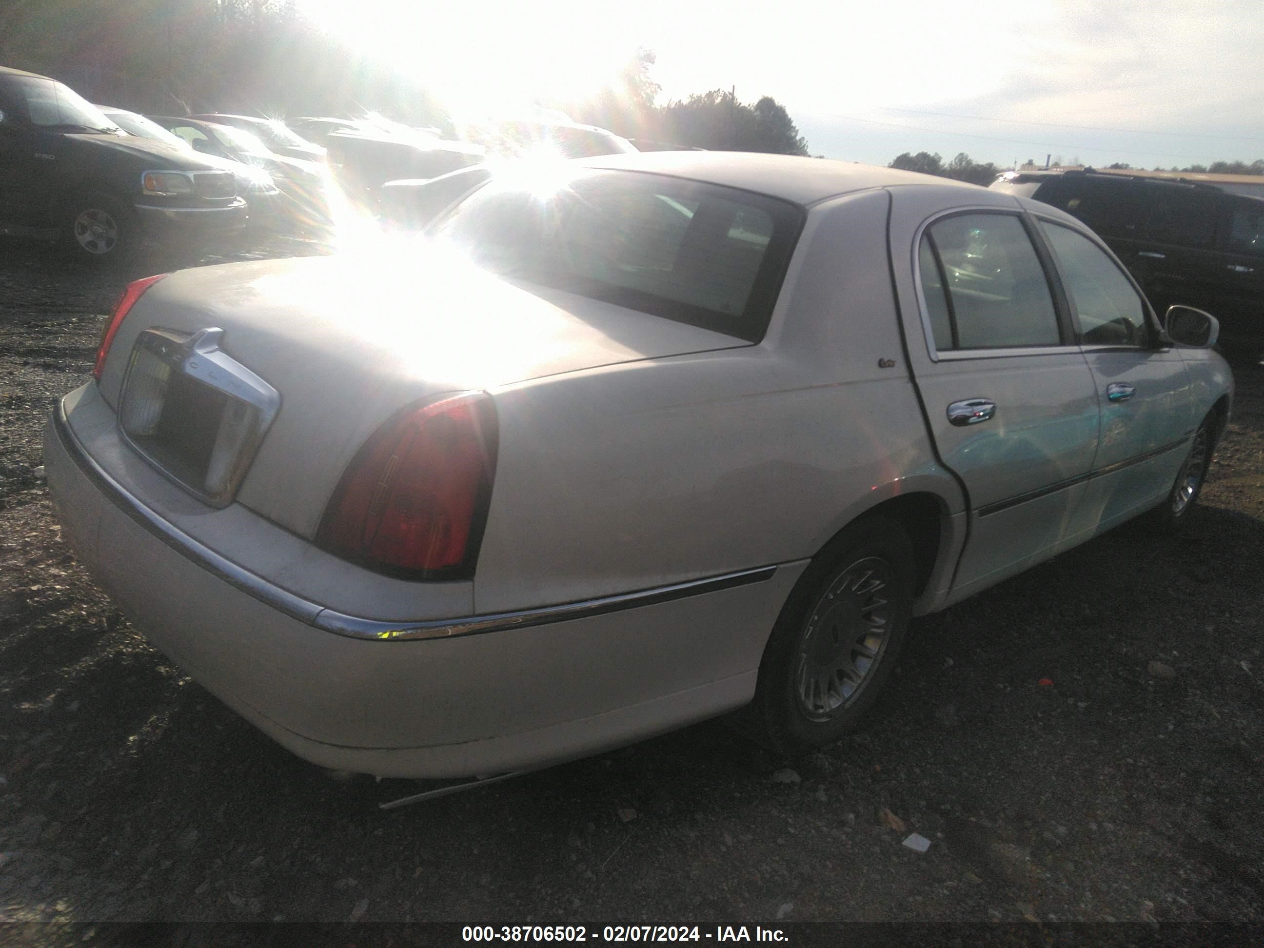 Photo 3 VIN: 1LNHM83W12Y659131 - LINCOLN TOWN CAR 