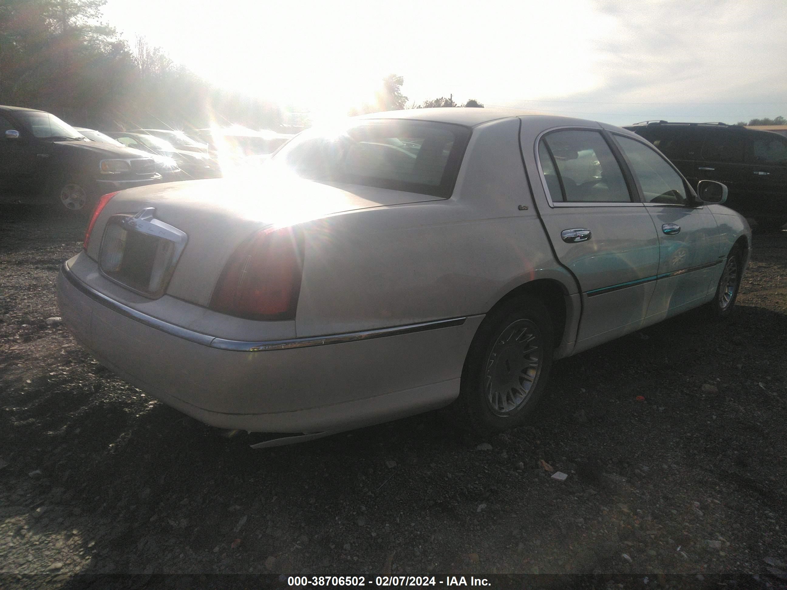 Photo 5 VIN: 1LNHM83W12Y659131 - LINCOLN TOWN CAR 