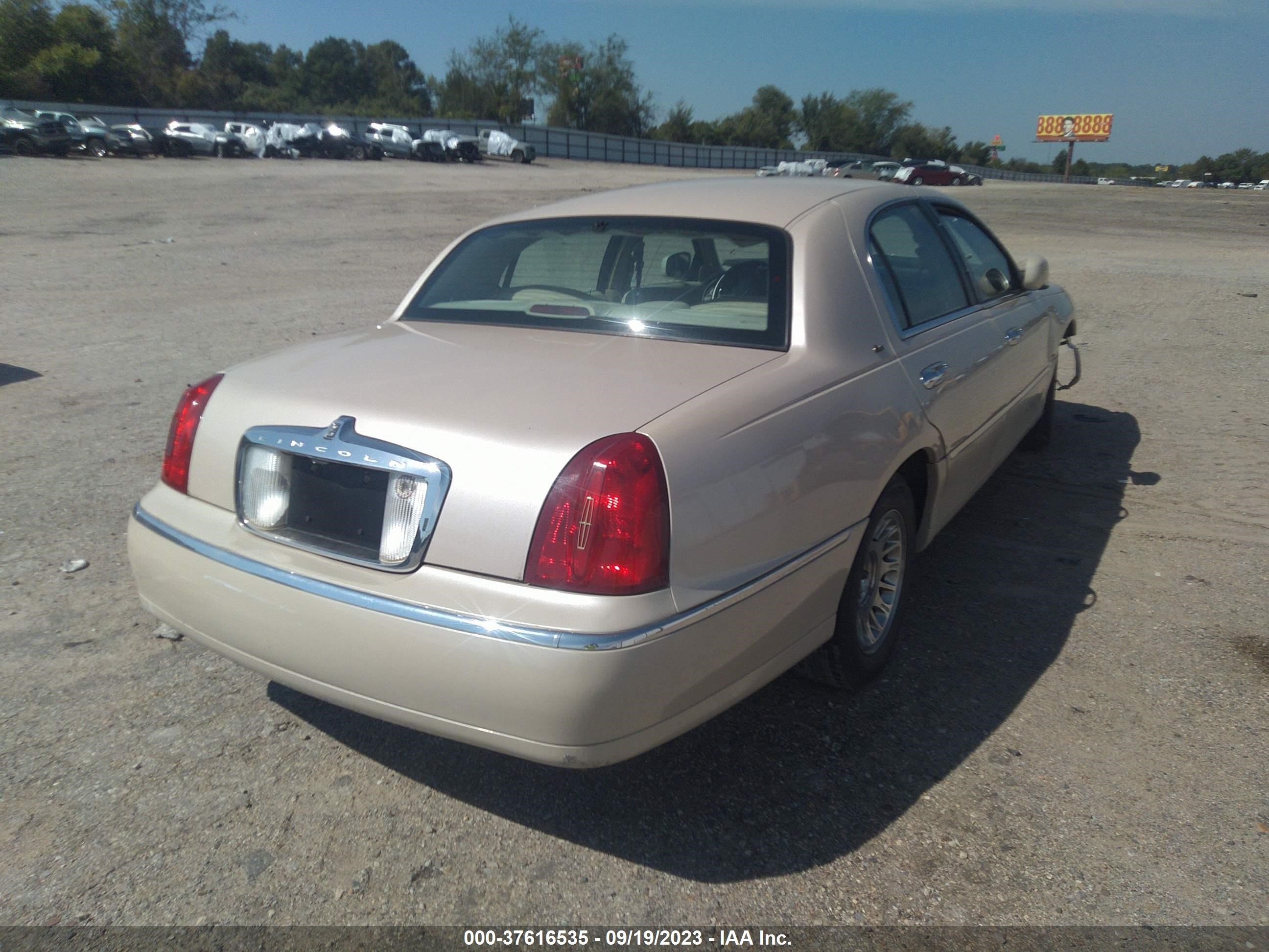 Photo 3 VIN: 1LNHM83W1XY710229 - LINCOLN TOWN CAR 