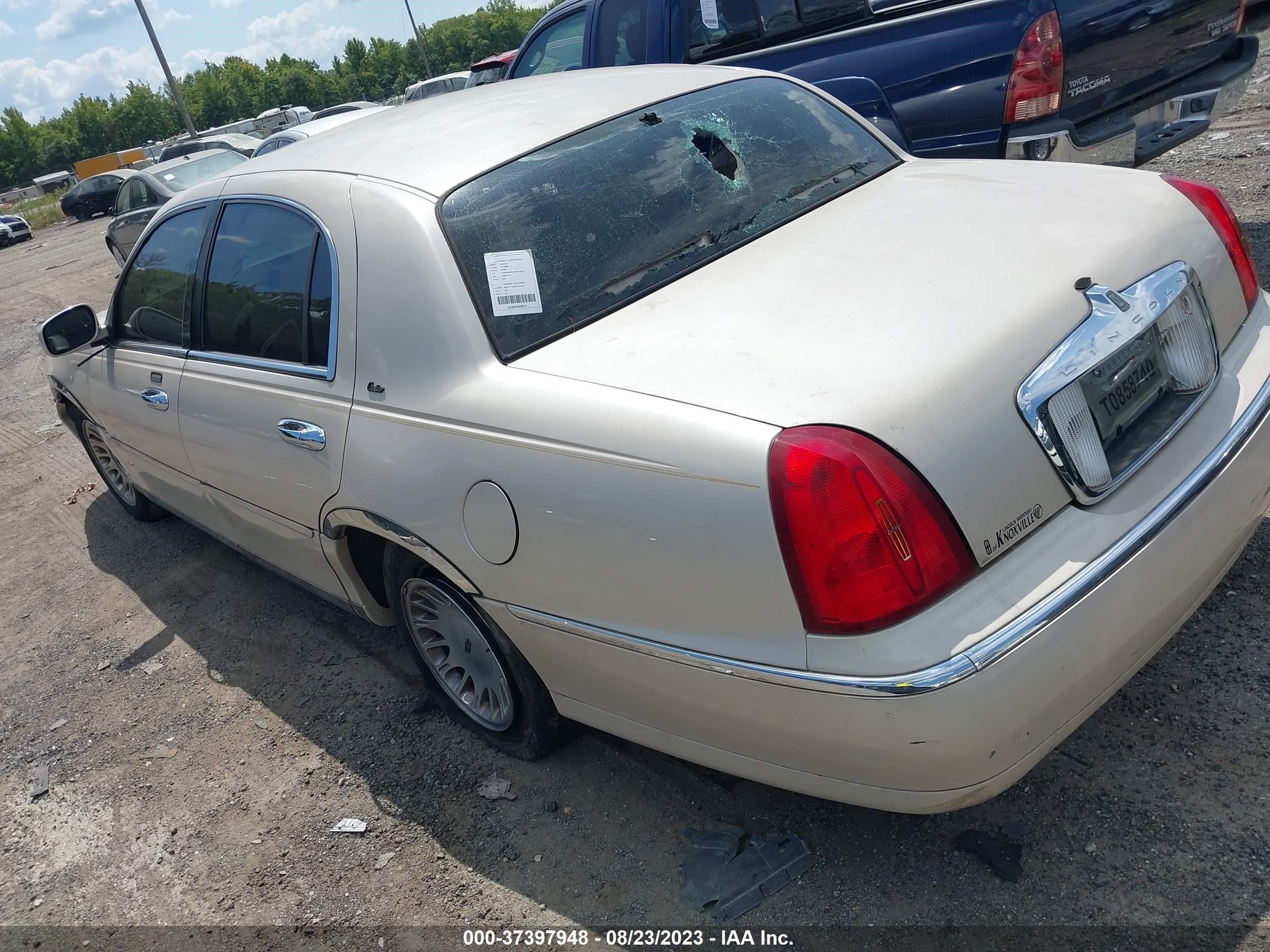 Photo 2 VIN: 1LNHM83W1YY851559 - LINCOLN TOWN CAR 