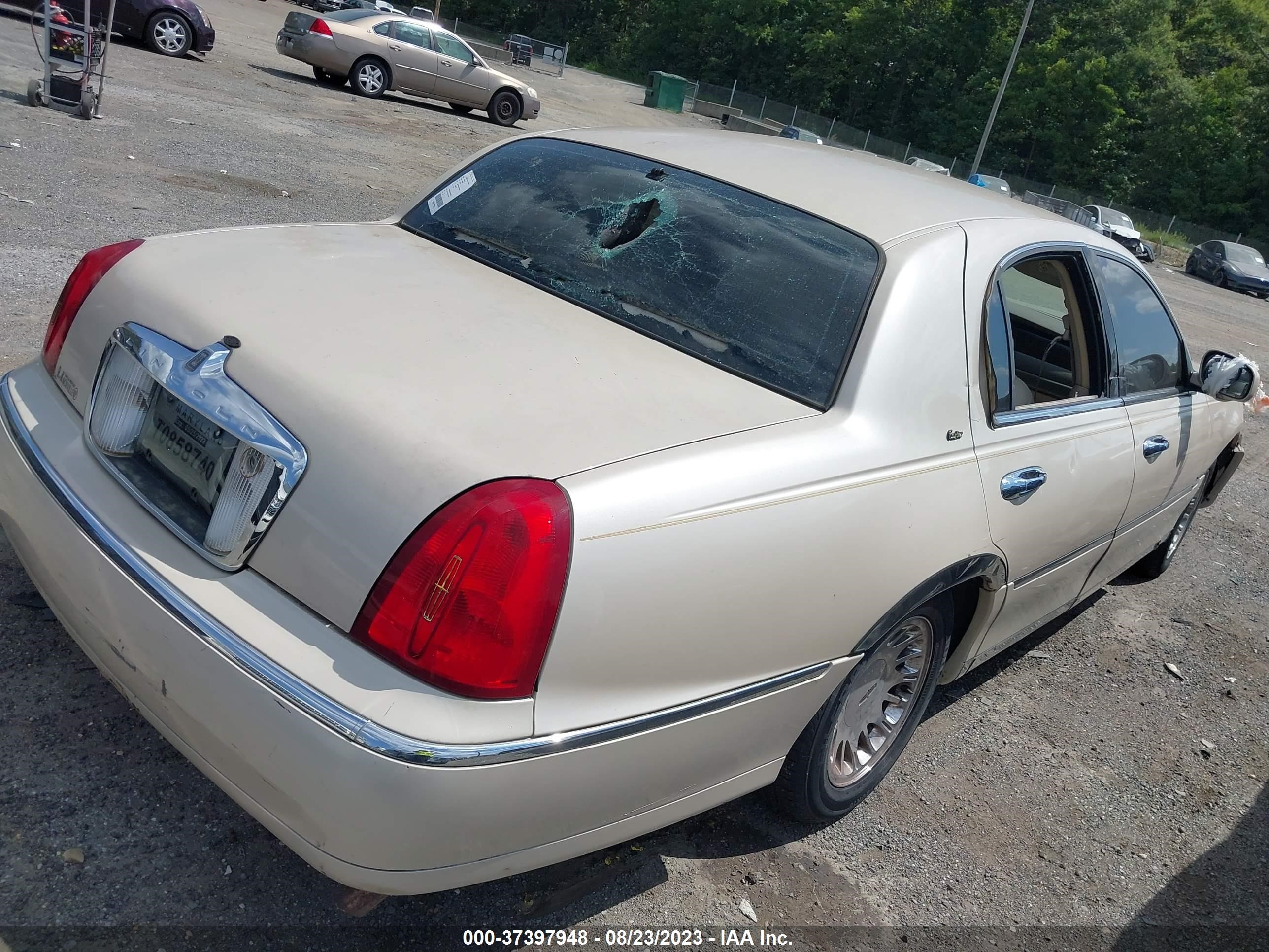 Photo 3 VIN: 1LNHM83W1YY851559 - LINCOLN TOWN CAR 