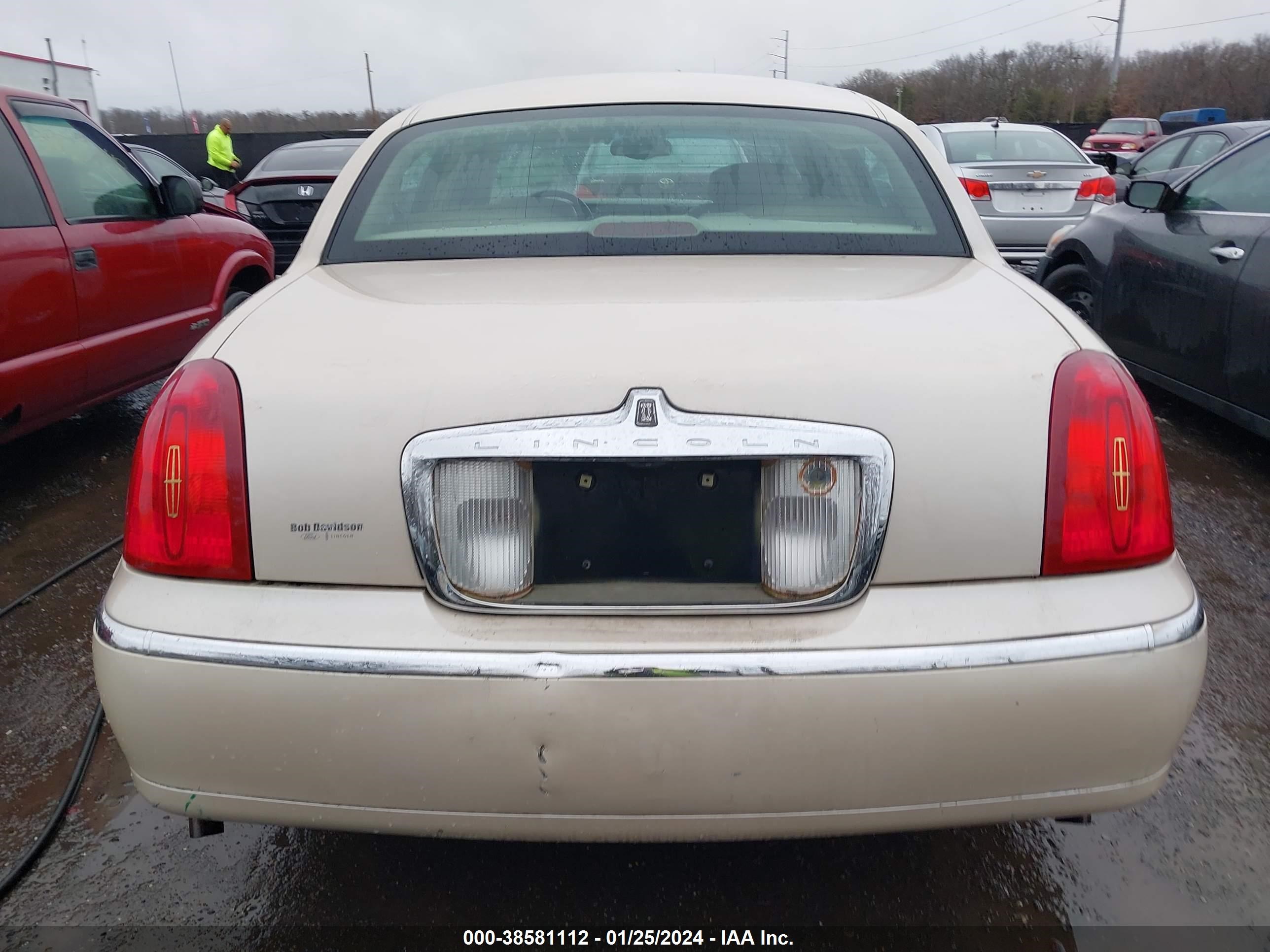 Photo 15 VIN: 1LNHM83W21Y694159 - LINCOLN TOWN CAR 