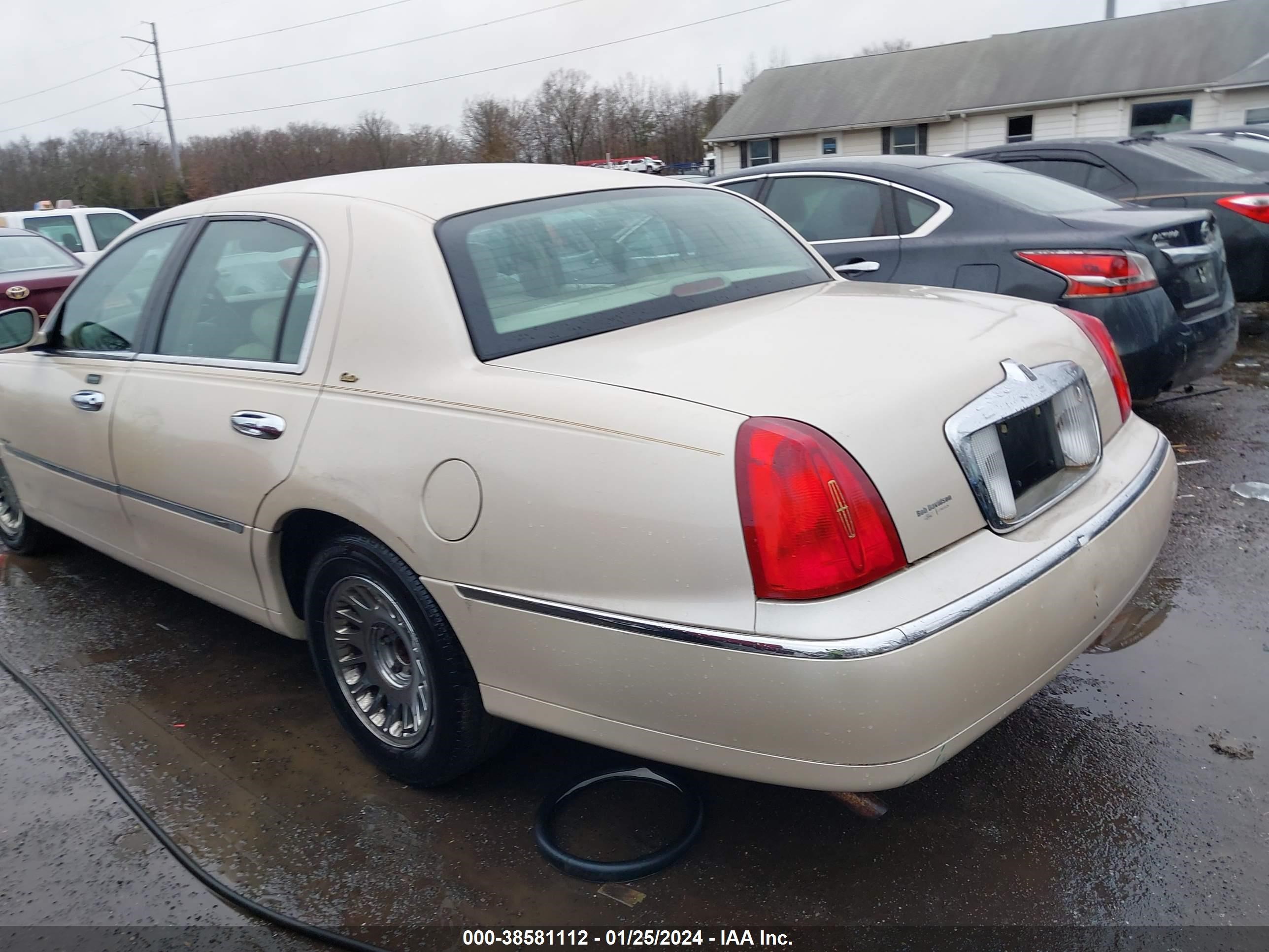 Photo 2 VIN: 1LNHM83W21Y694159 - LINCOLN TOWN CAR 