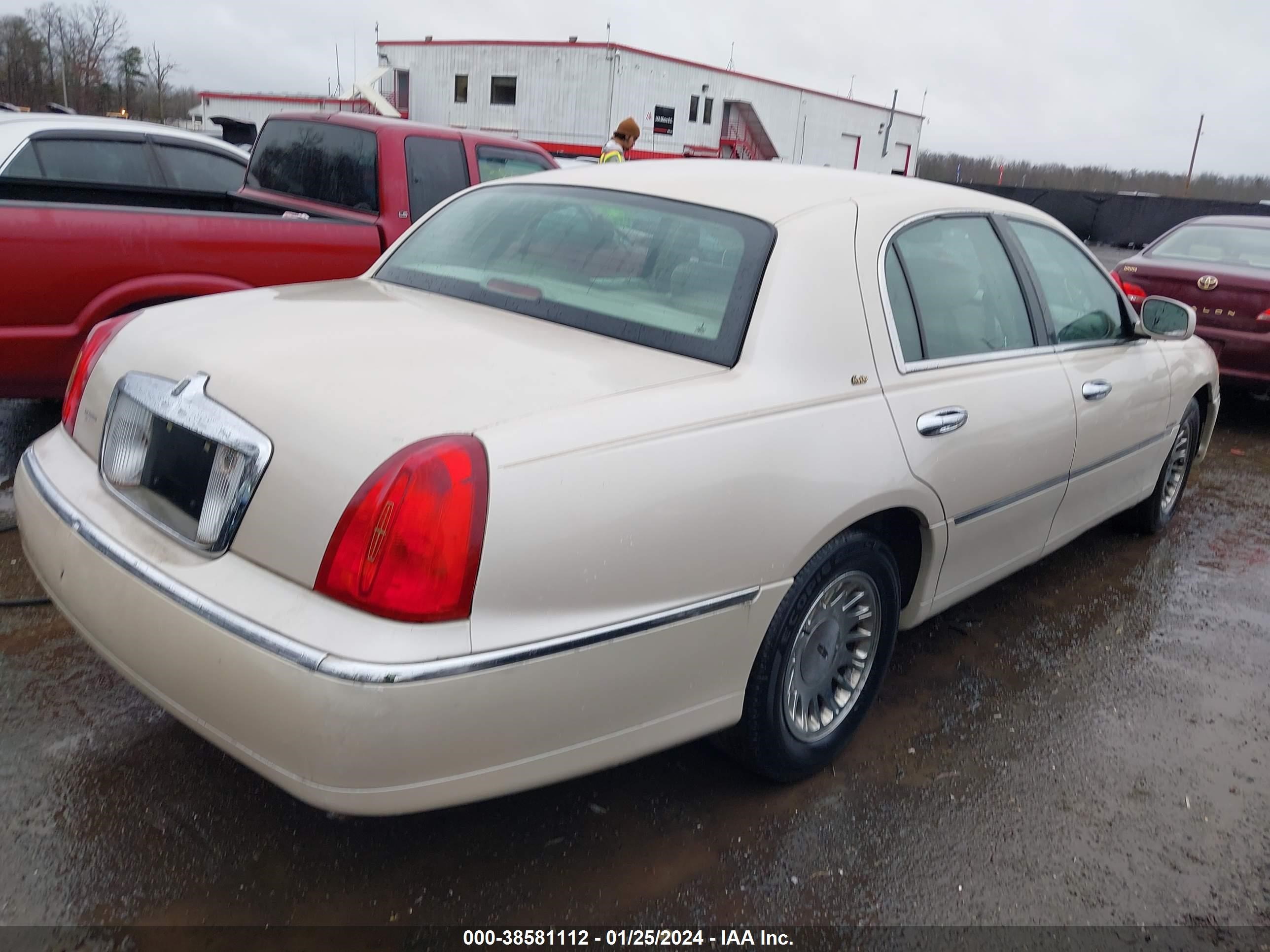 Photo 3 VIN: 1LNHM83W21Y694159 - LINCOLN TOWN CAR 