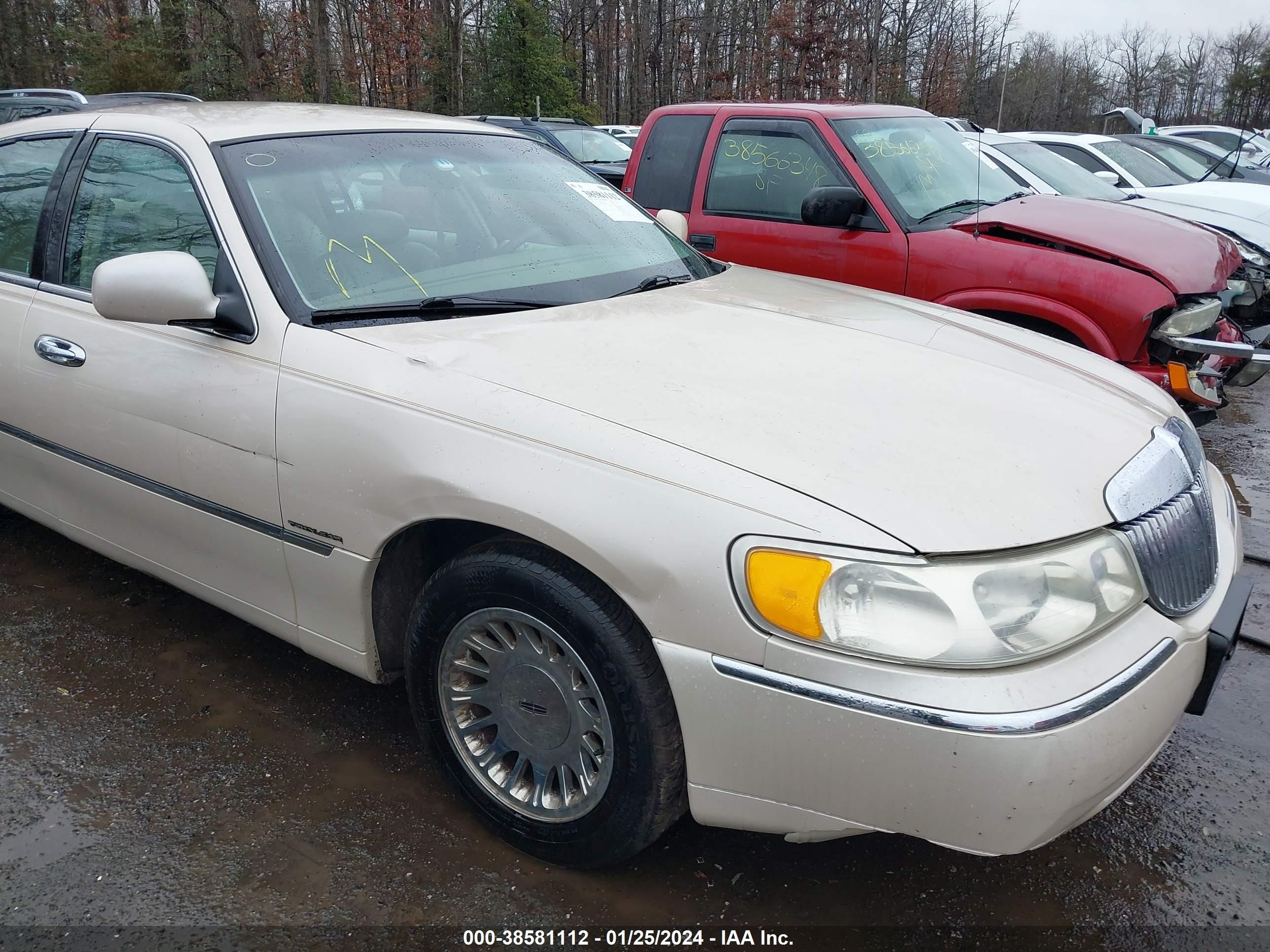 Photo 5 VIN: 1LNHM83W21Y694159 - LINCOLN TOWN CAR 