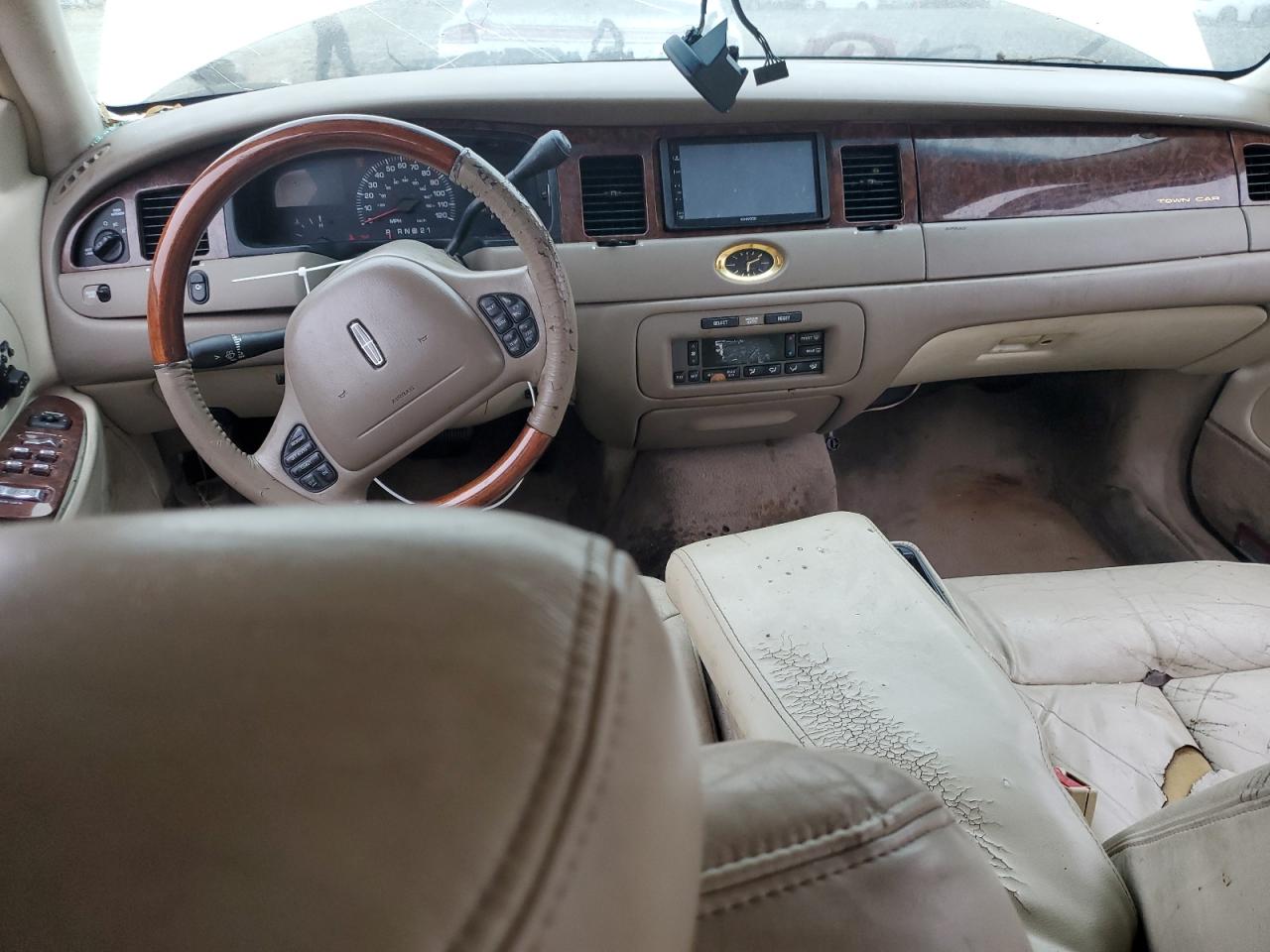 Photo 7 VIN: 1LNHM83W22Y671353 - LINCOLN TOWN CAR 