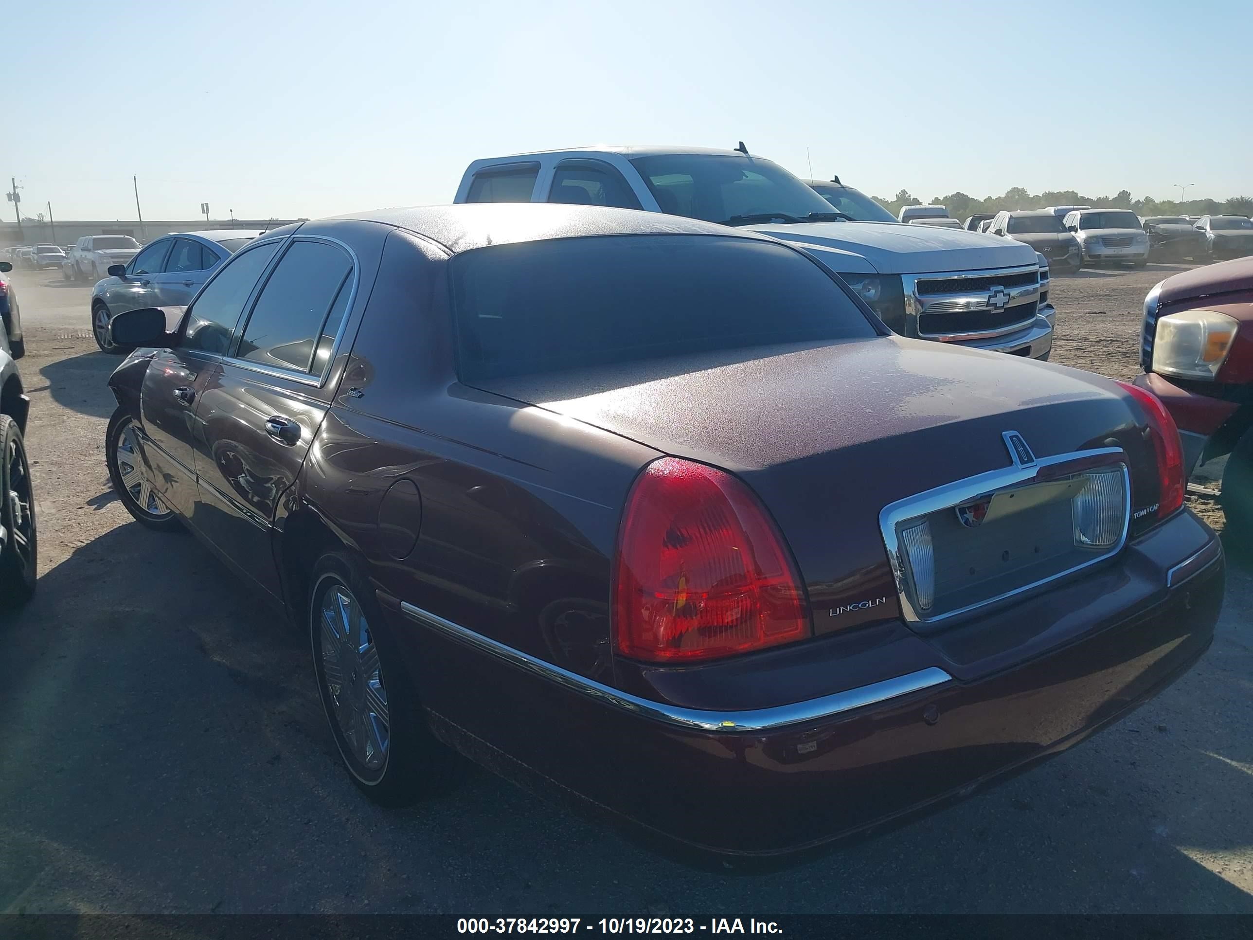 Photo 2 VIN: 1LNHM83W23Y624065 - LINCOLN TOWN CAR 