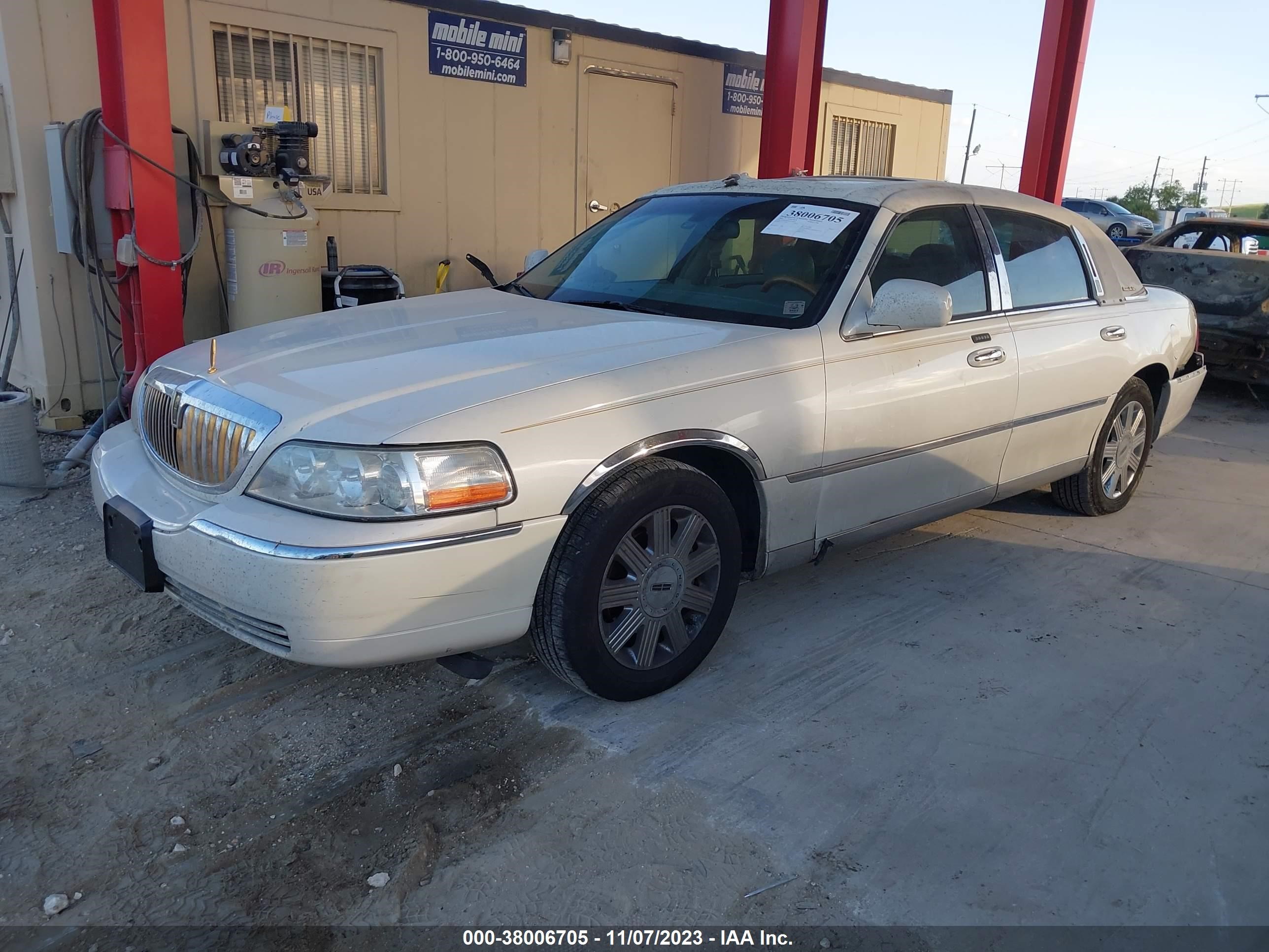 Photo 1 VIN: 1LNHM83W24Y612631 - LINCOLN TOWN CAR 