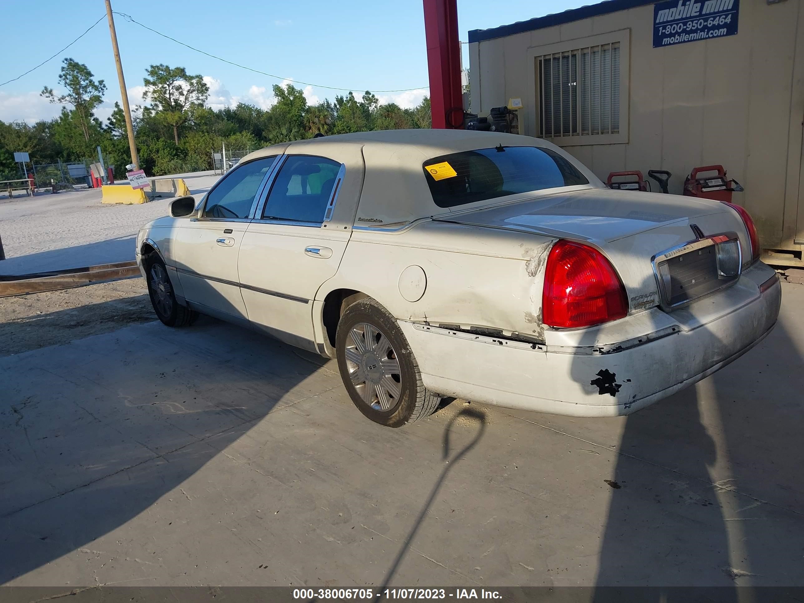 Photo 2 VIN: 1LNHM83W24Y612631 - LINCOLN TOWN CAR 