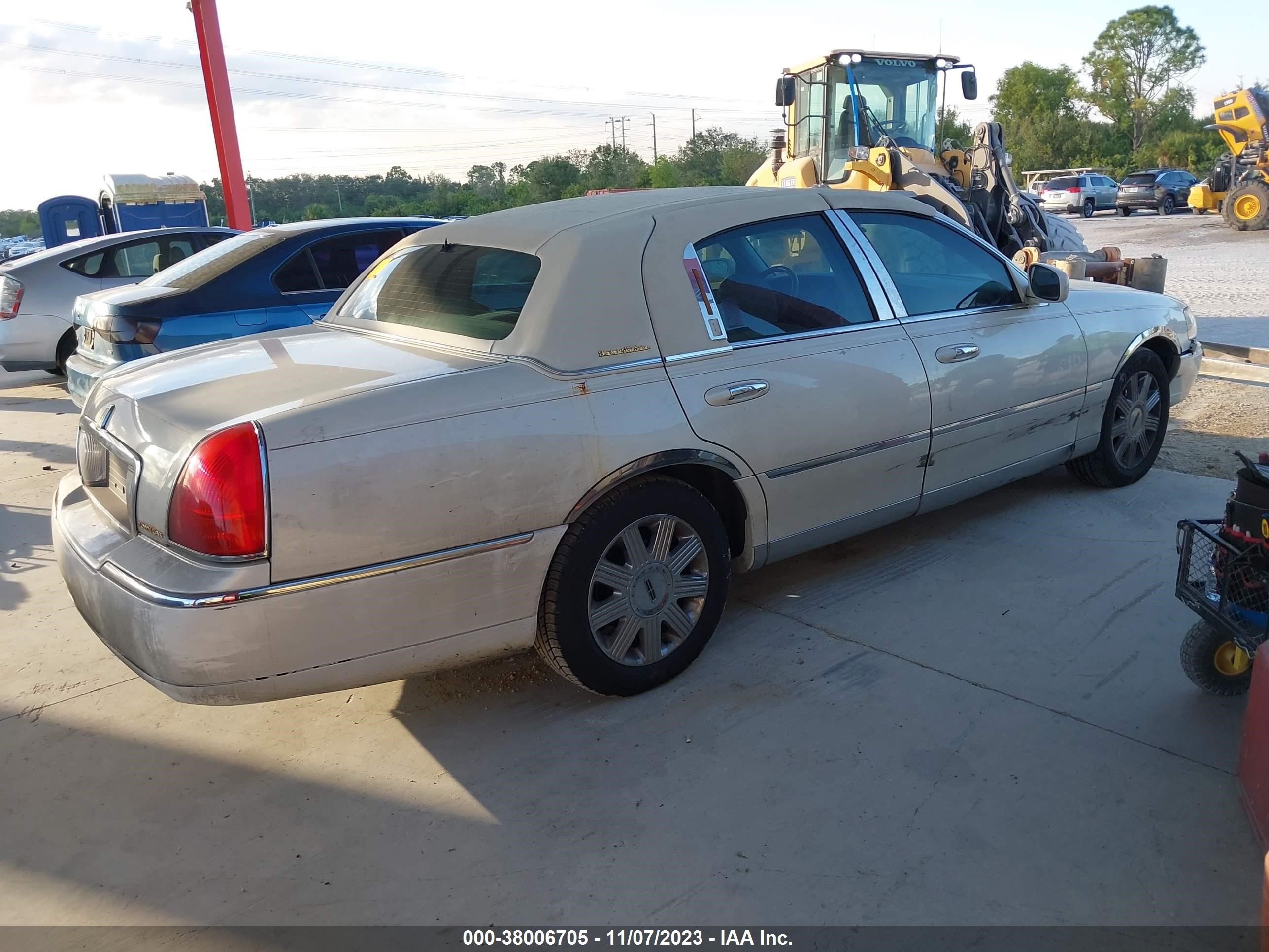 Photo 3 VIN: 1LNHM83W24Y612631 - LINCOLN TOWN CAR 