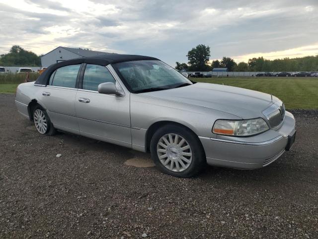 Photo 3 VIN: 1LNHM83W24Y669704 - LINCOLN TOWN CAR U 