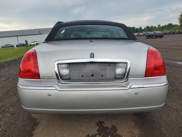 Photo 5 VIN: 1LNHM83W24Y669704 - LINCOLN TOWN CAR U 