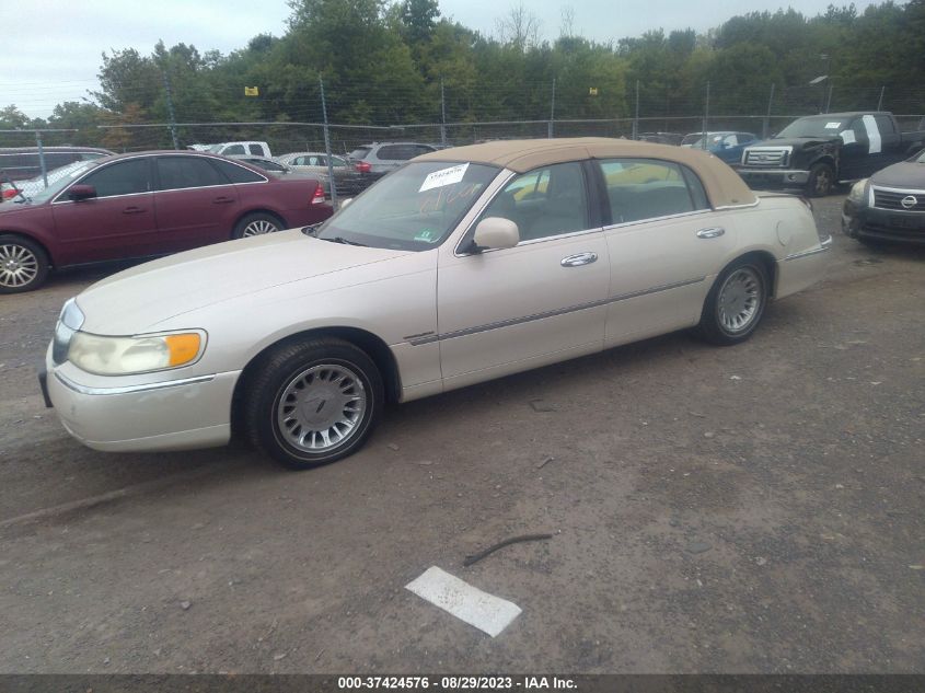 Photo 1 VIN: 1LNHM83W2XY641311 - LINCOLN TOWN CAR 