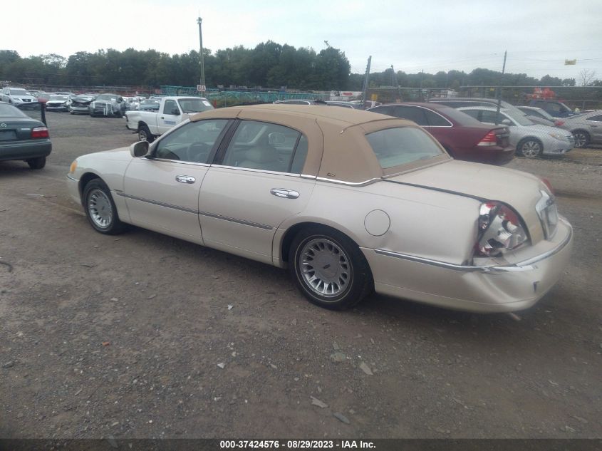 Photo 2 VIN: 1LNHM83W2XY641311 - LINCOLN TOWN CAR 