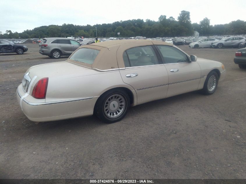 Photo 3 VIN: 1LNHM83W2XY641311 - LINCOLN TOWN CAR 