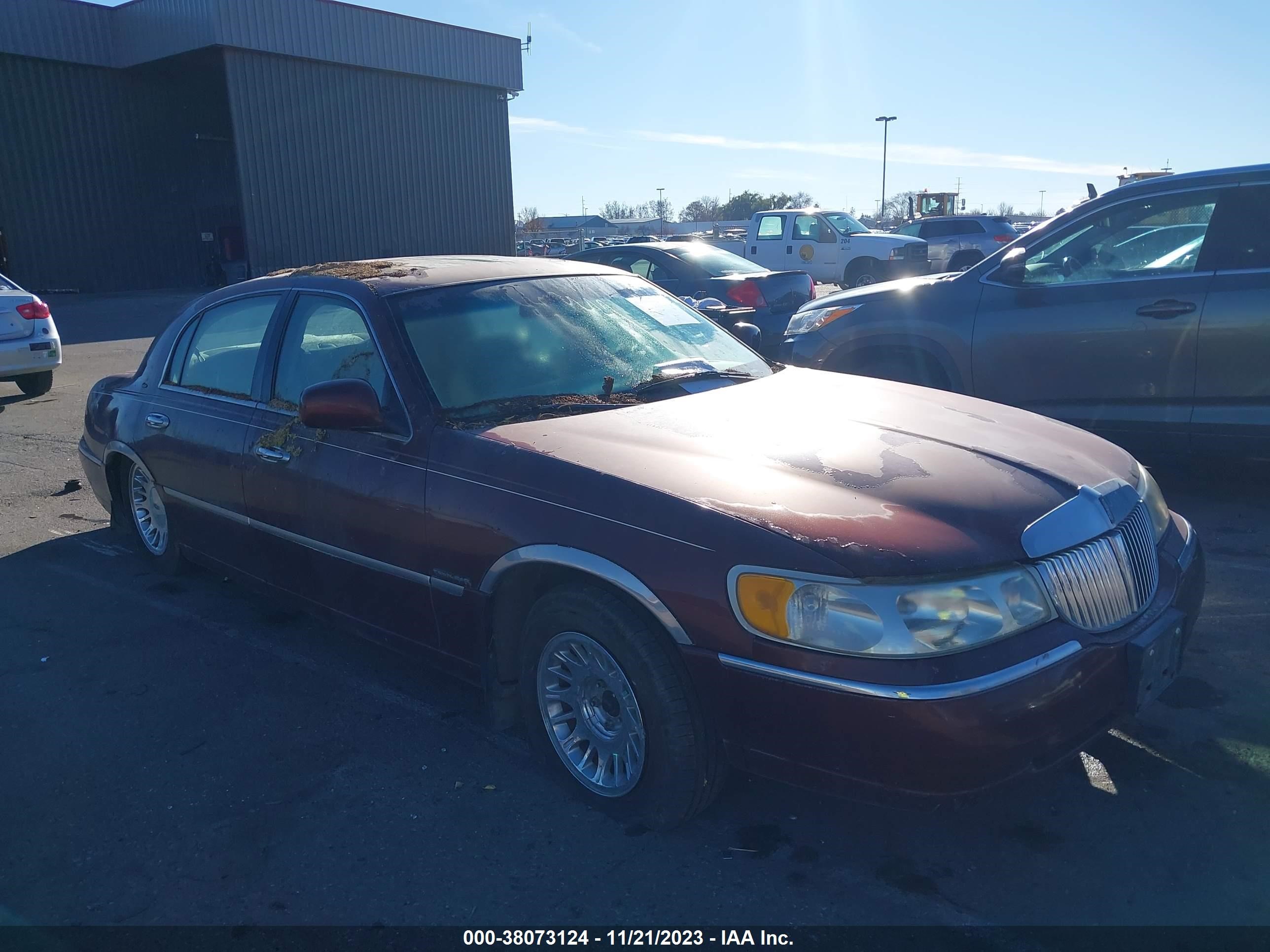 Photo 0 VIN: 1LNHM83W2YY809580 - LINCOLN TOWN CAR 